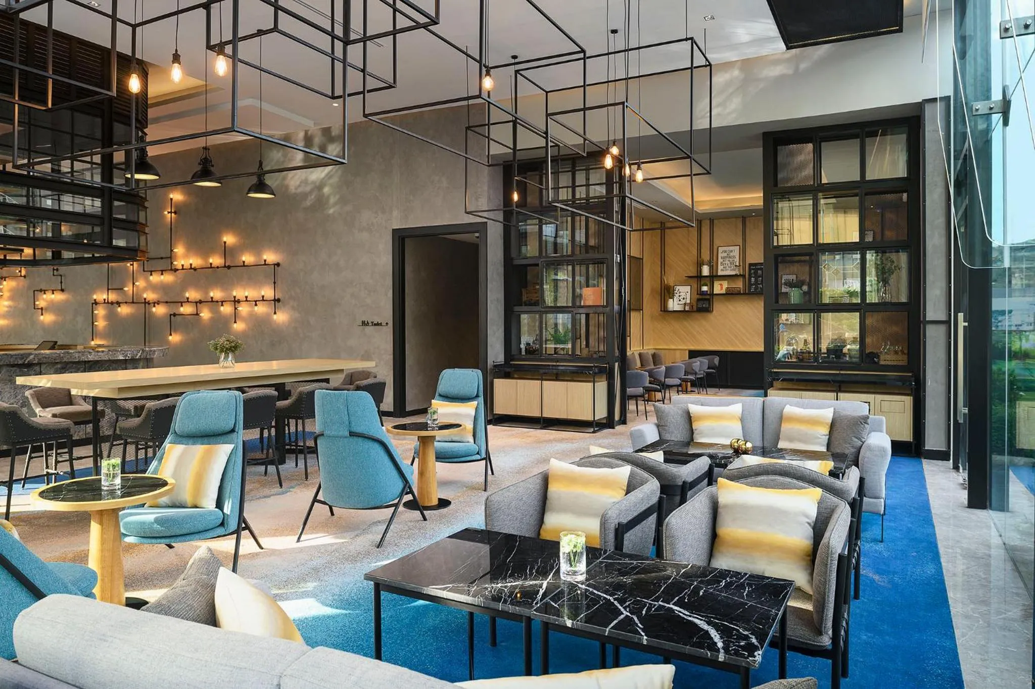 Lounge or bar in Holiday Inn & Suites Siracha Laemchabang by IHG