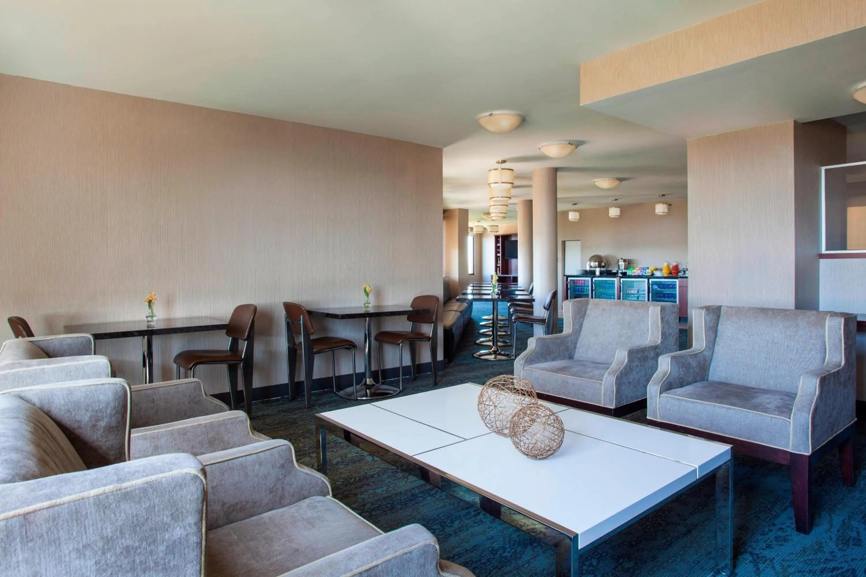 Lounge or bar in Sheraton Suites Philadelphia Airport