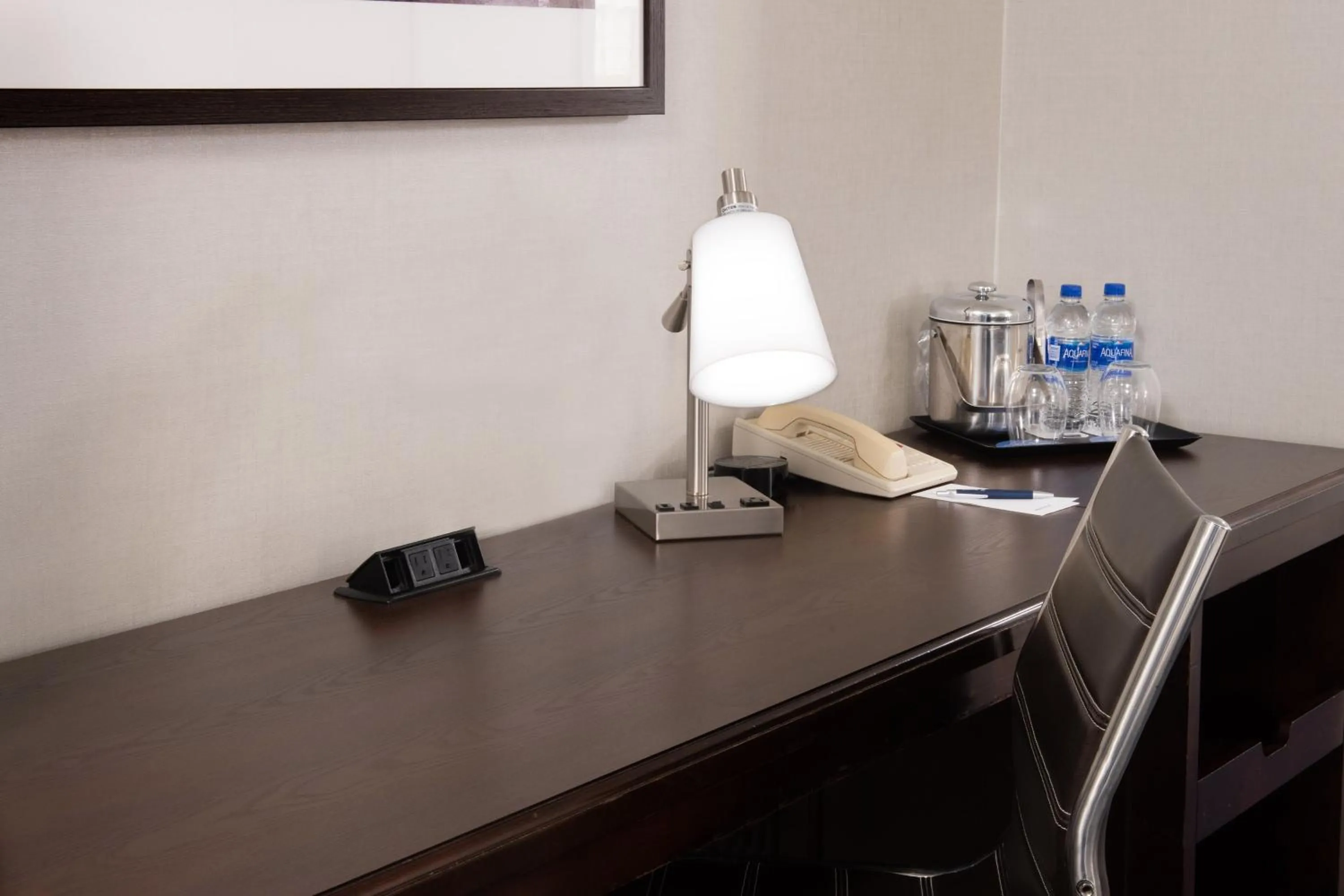 Photo of the whole room in Sheraton Suites Philadelphia Airport