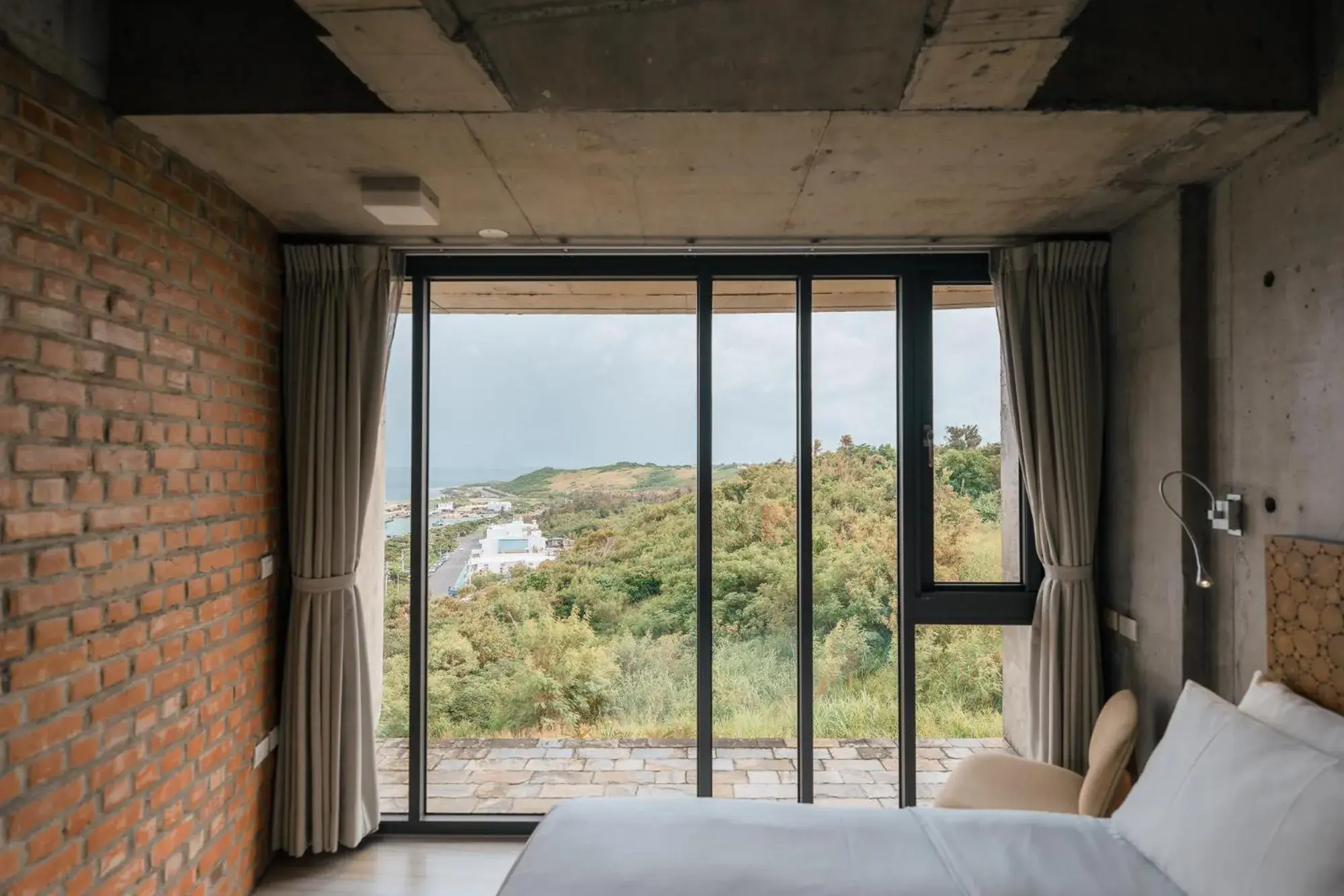 Photo of the whole room, Bed in The Light Photo of the whole room, Bed in The Light