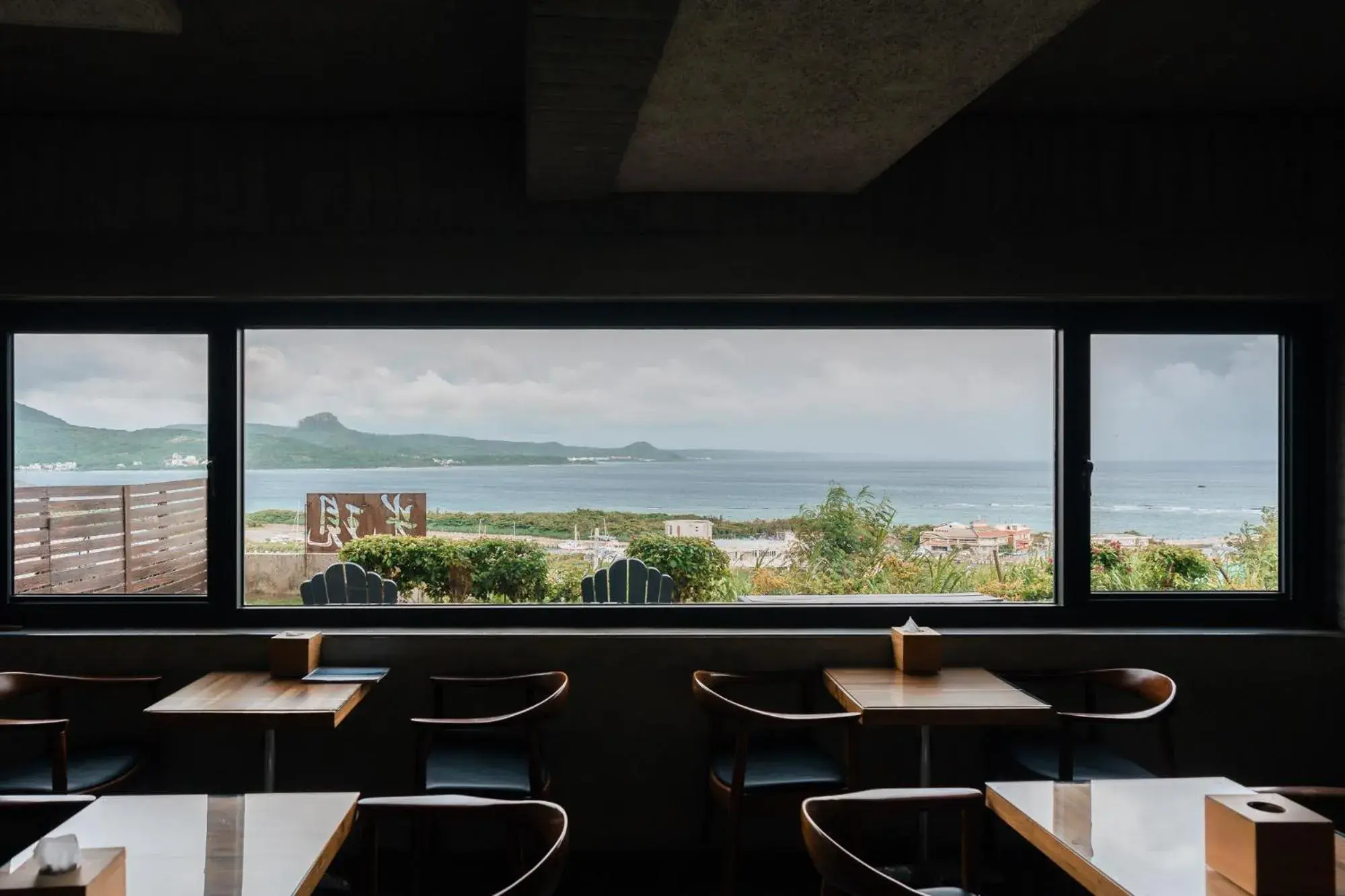 Restaurant/places to eat in The Light Restaurant/places to eat in The Light