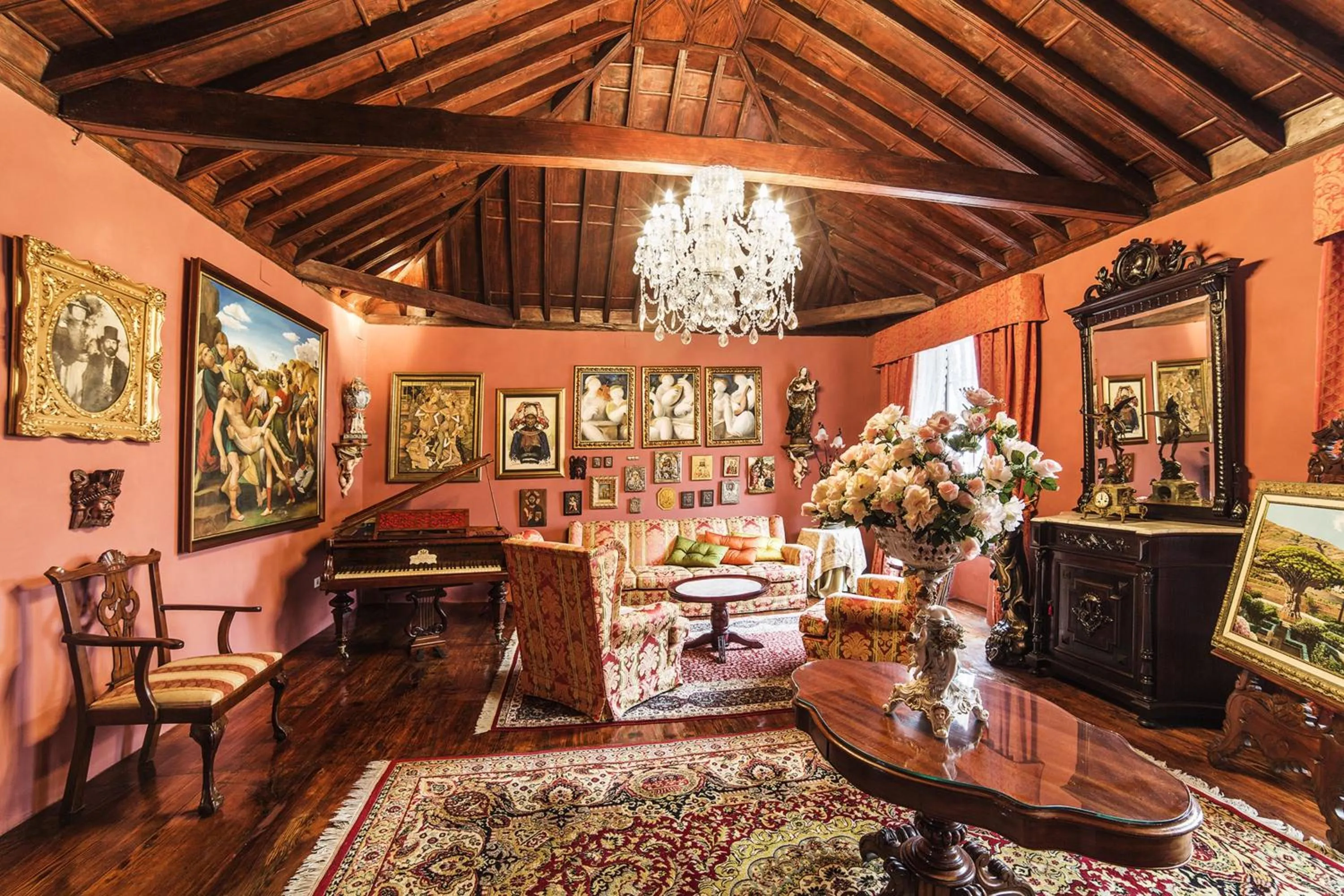 Communal lounge/ TV room in Hotel Emblemático San Marcos