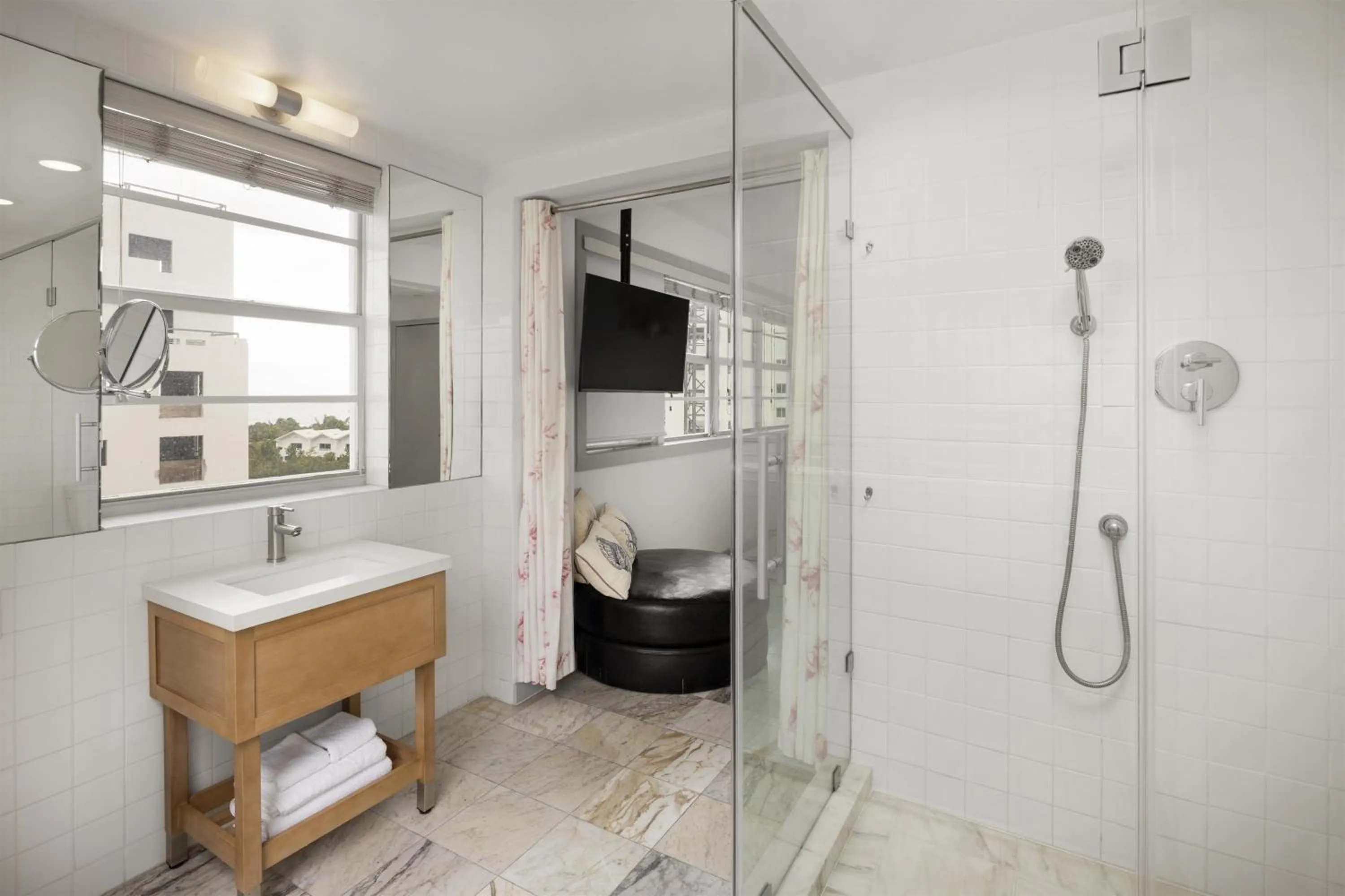 Bathroom in Townhouse Hotel, BW Signature Collection