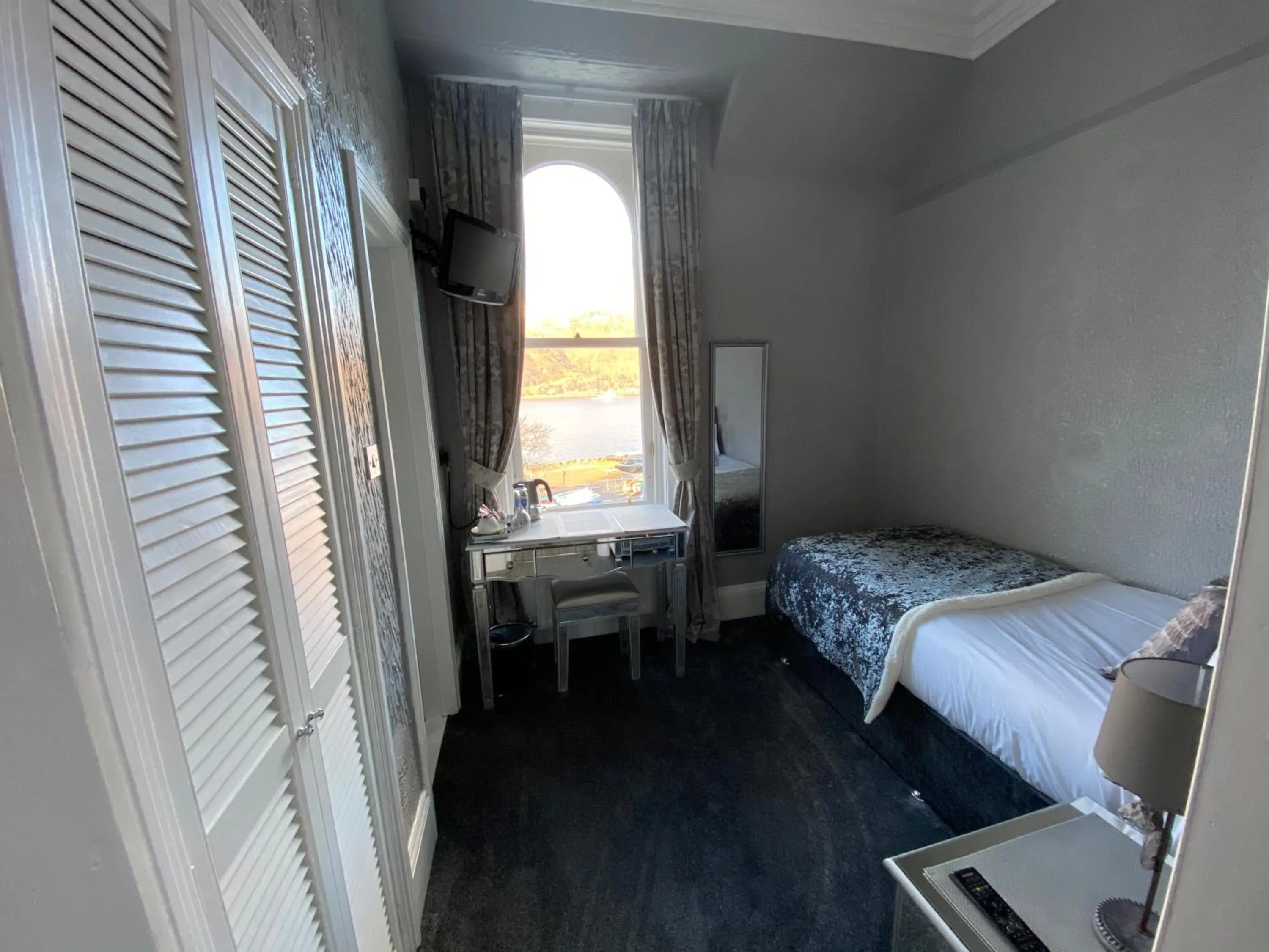 Photo of the whole room, Bed in Ashburn House