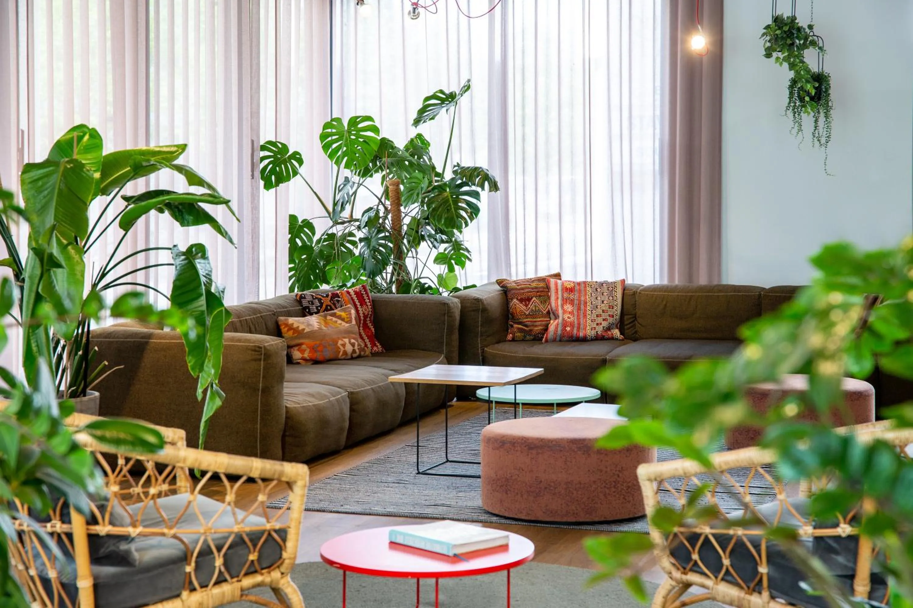 Lounge or bar in STAYERY Bielefeld Hauptbahnhof