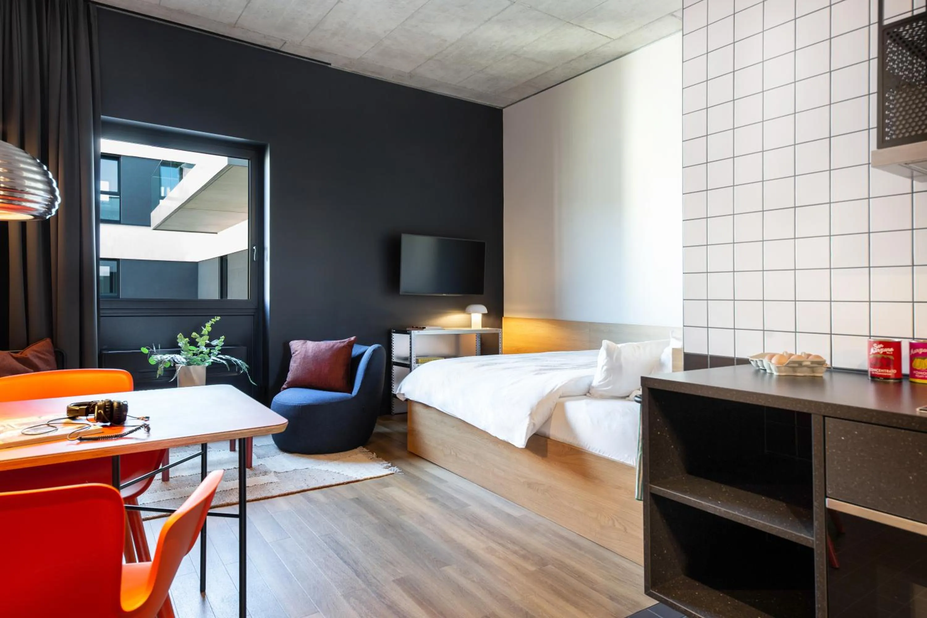 Bed in STAYERY Bielefeld Hauptbahnhof