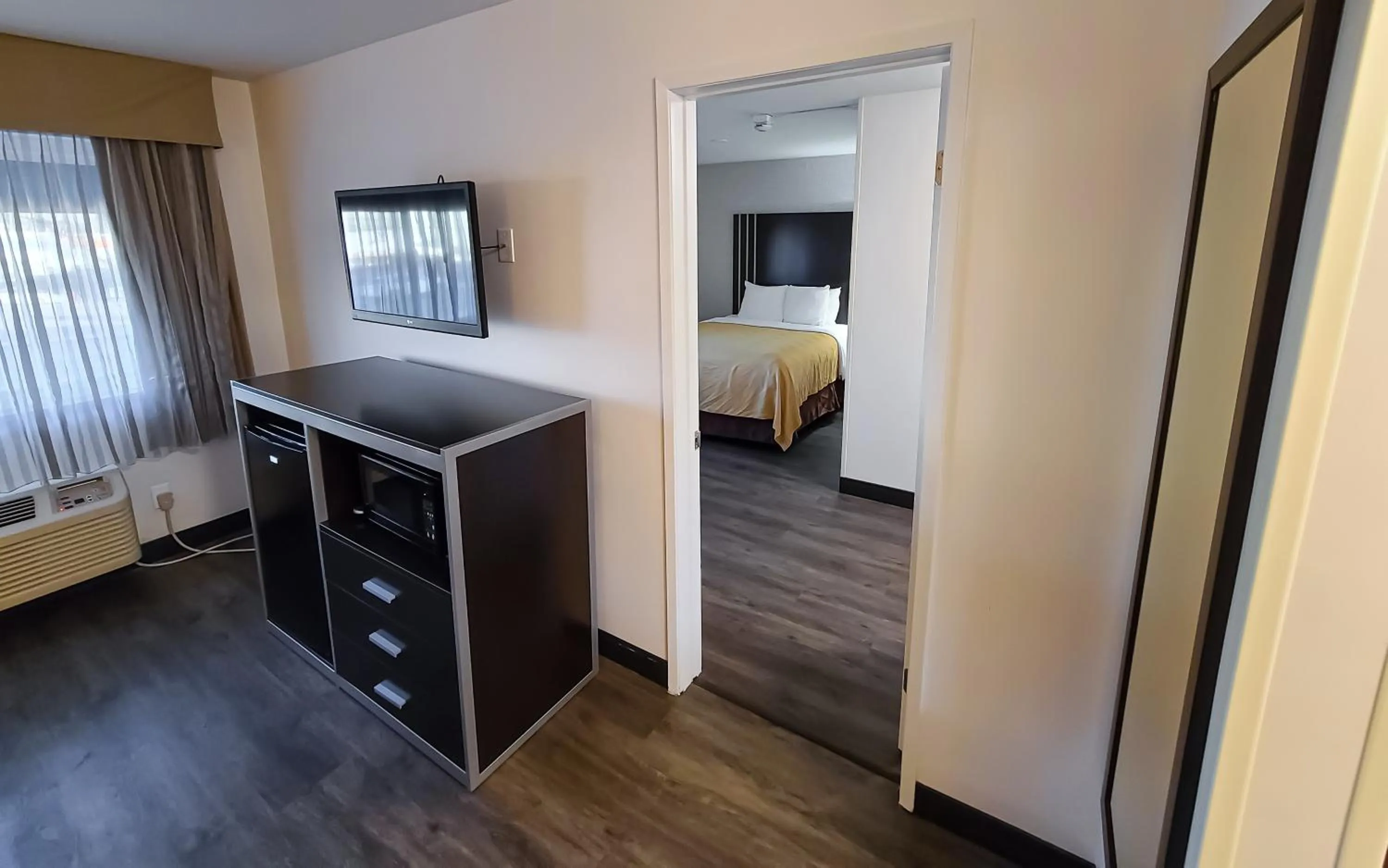 Bedroom, Bed in Quality Inn Burbank Airport