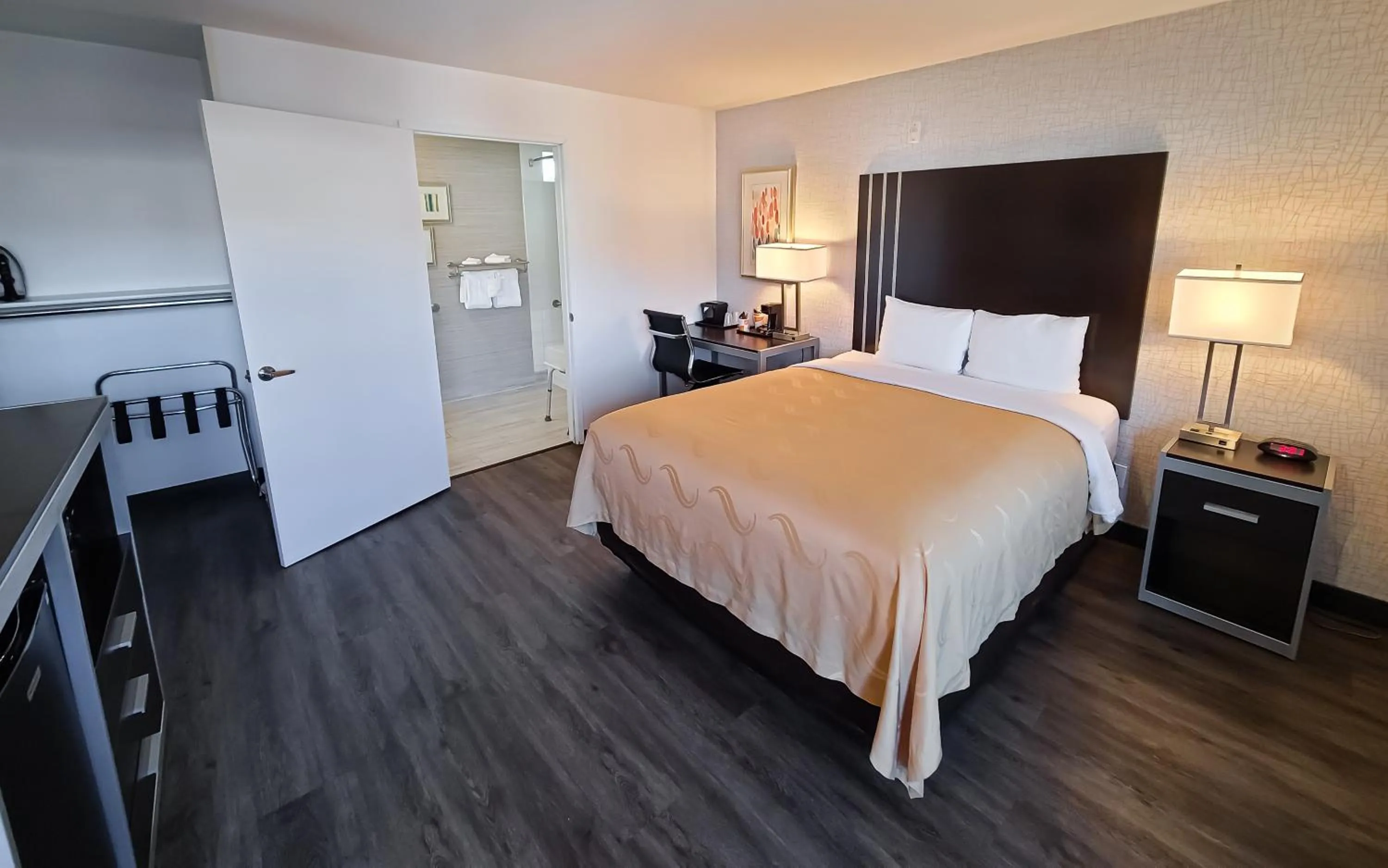 Bedroom, Bed in Quality Inn Burbank Airport