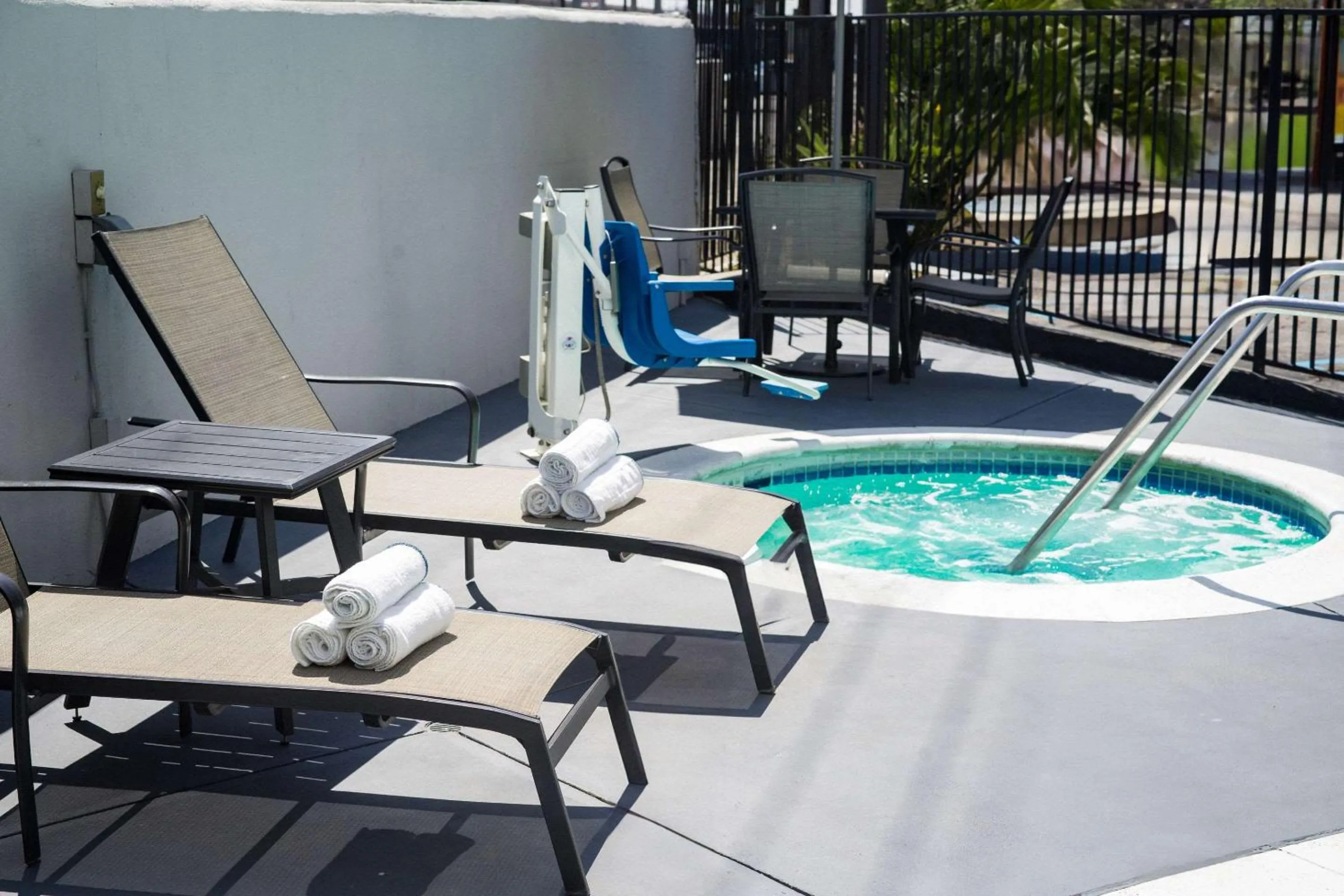 Swimming pool in Quality Inn Burbank Airport