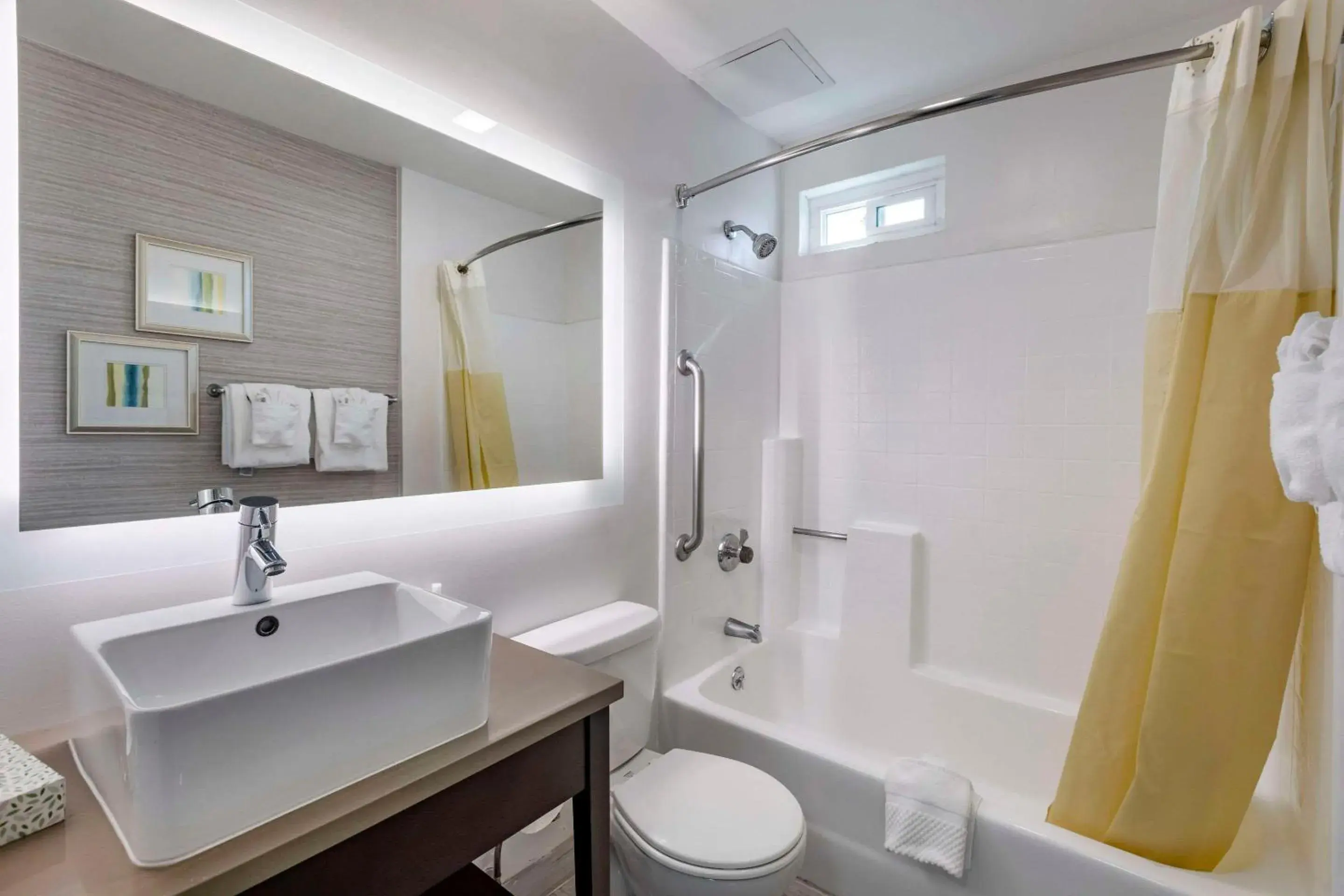 Bedroom in Quality Inn Burbank Airport Bedroom in Quality Inn Burbank Airport