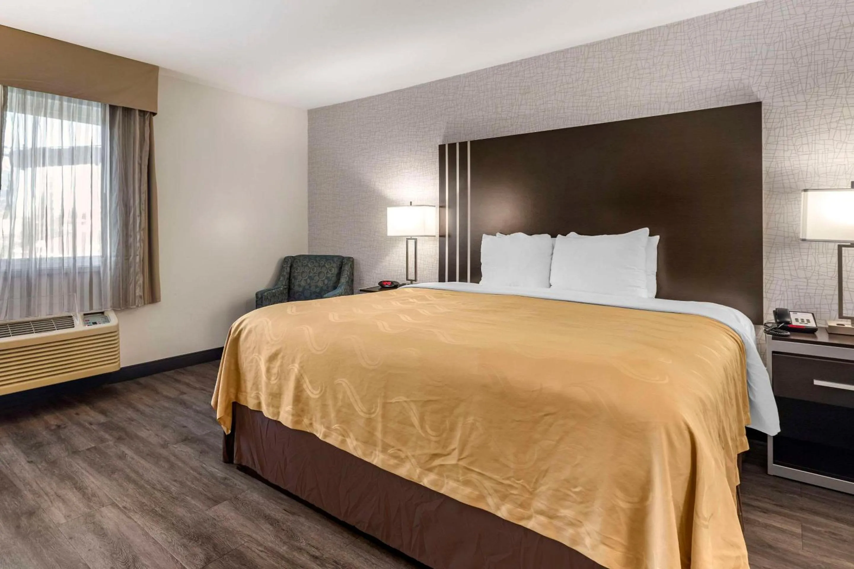 Bedroom, Bed in Quality Inn Burbank Airport