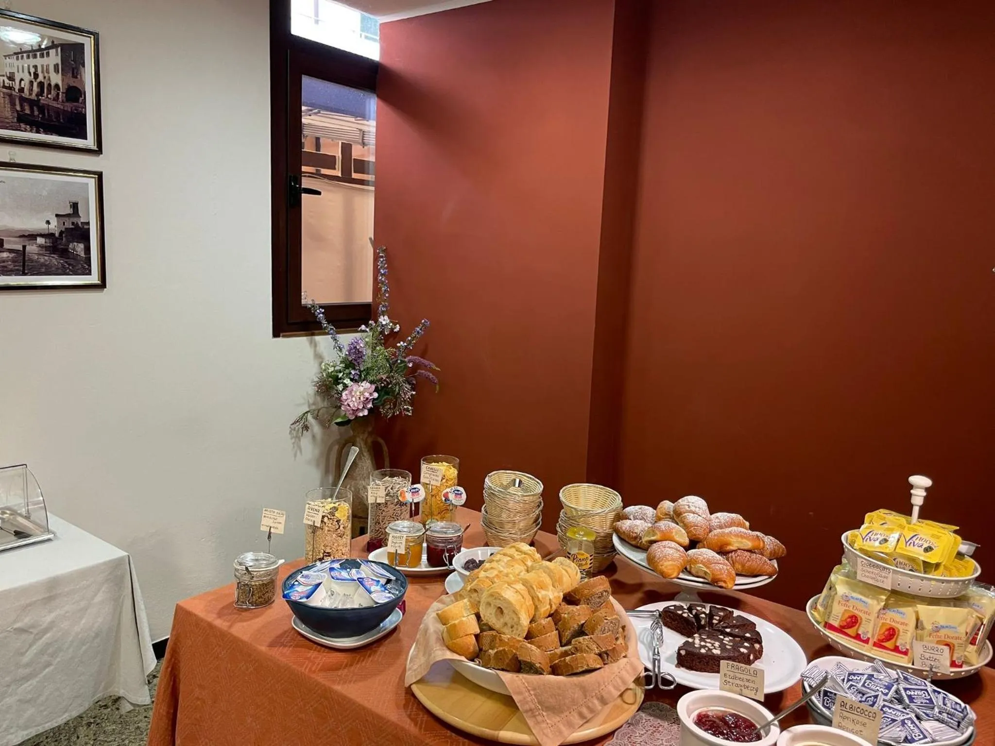 Buffet breakfast in Albergo Tecla