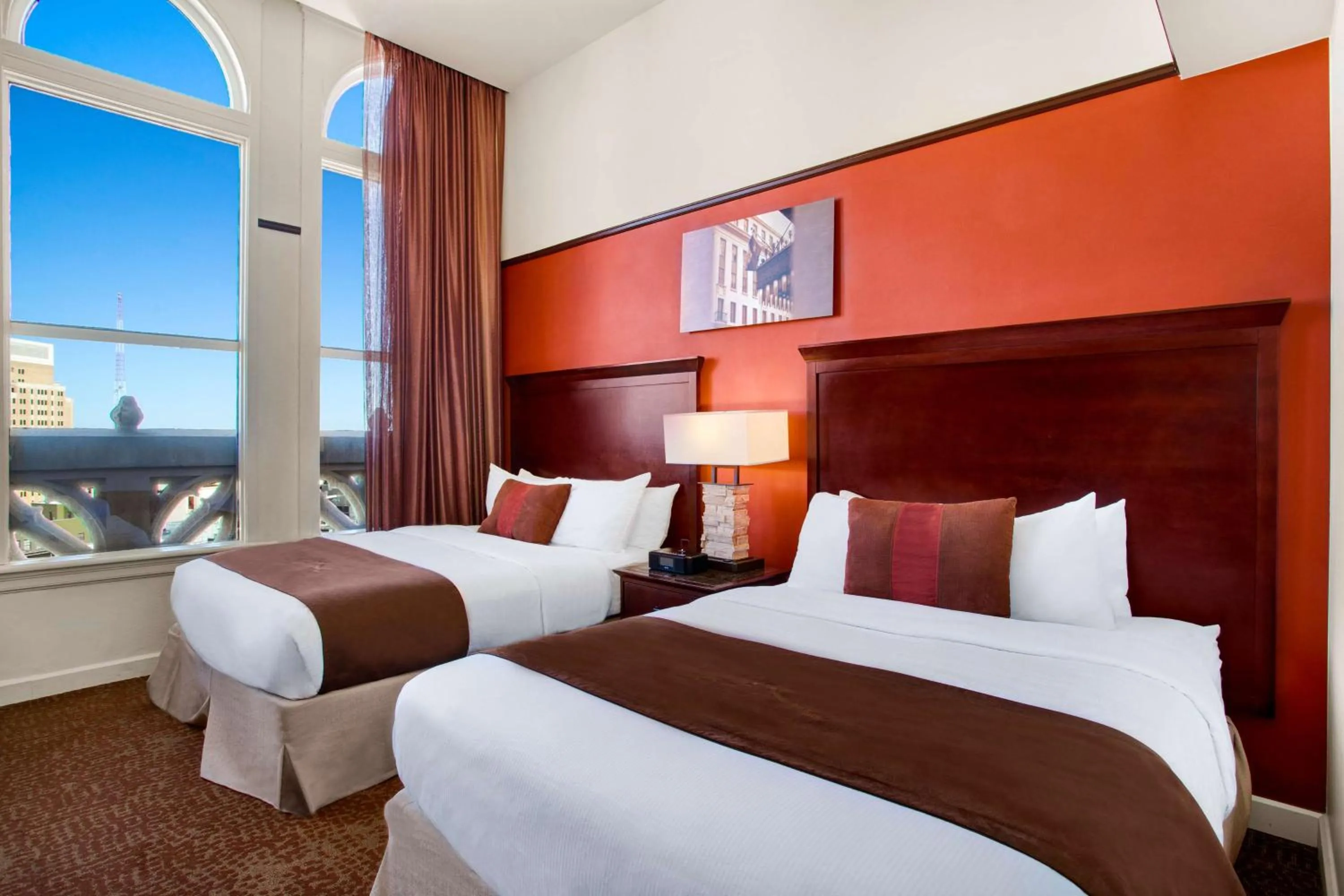 Bed in The Emily Morgan Hotel - A DoubleTree by Hilton