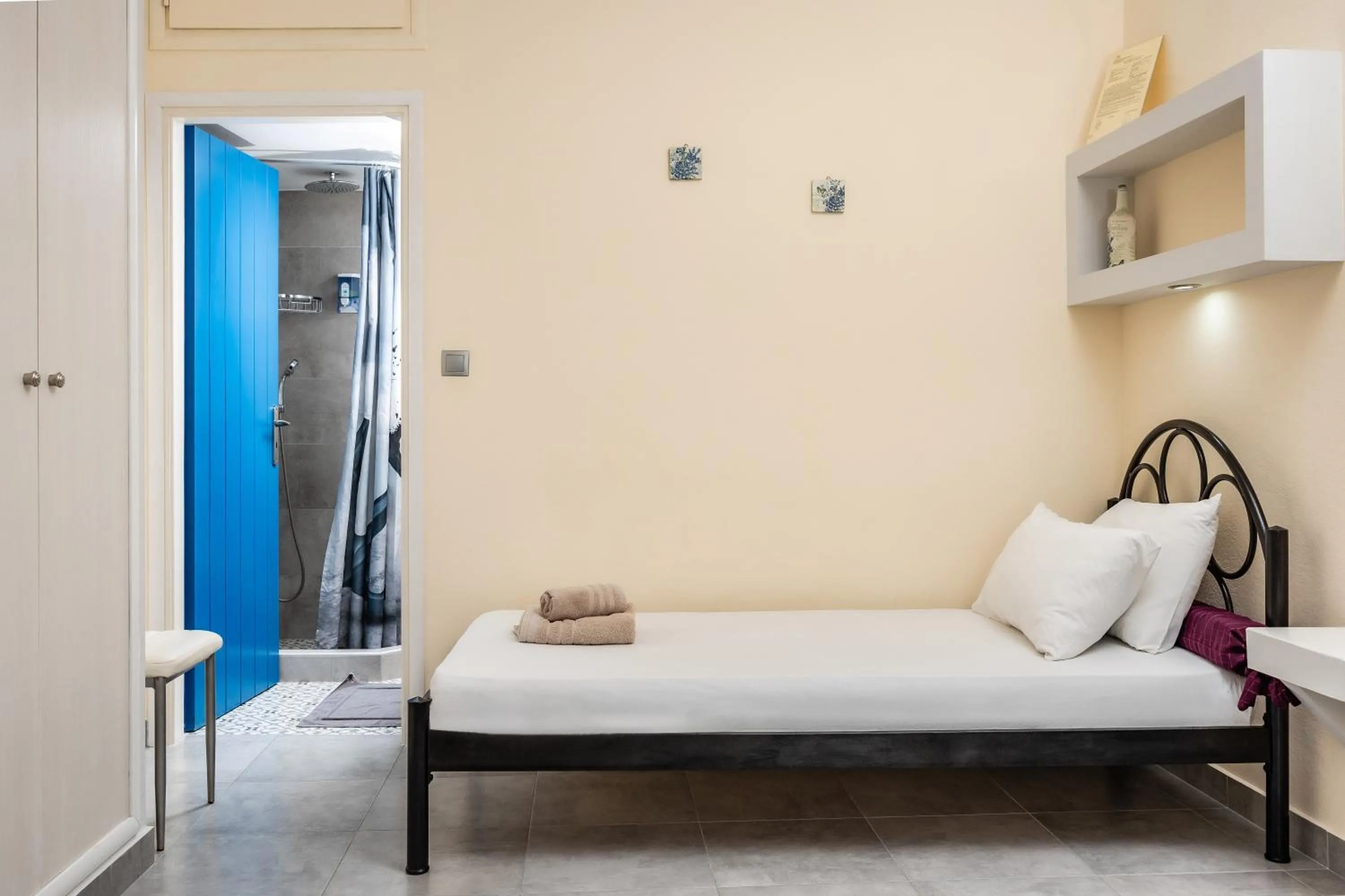 Bed in Lefkes Studios