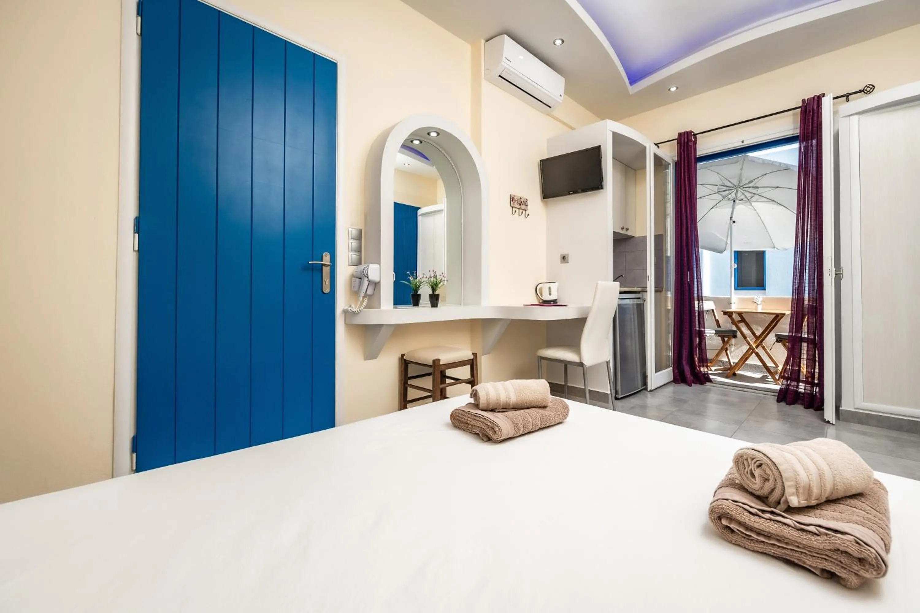Bed in Lefkes Studios
