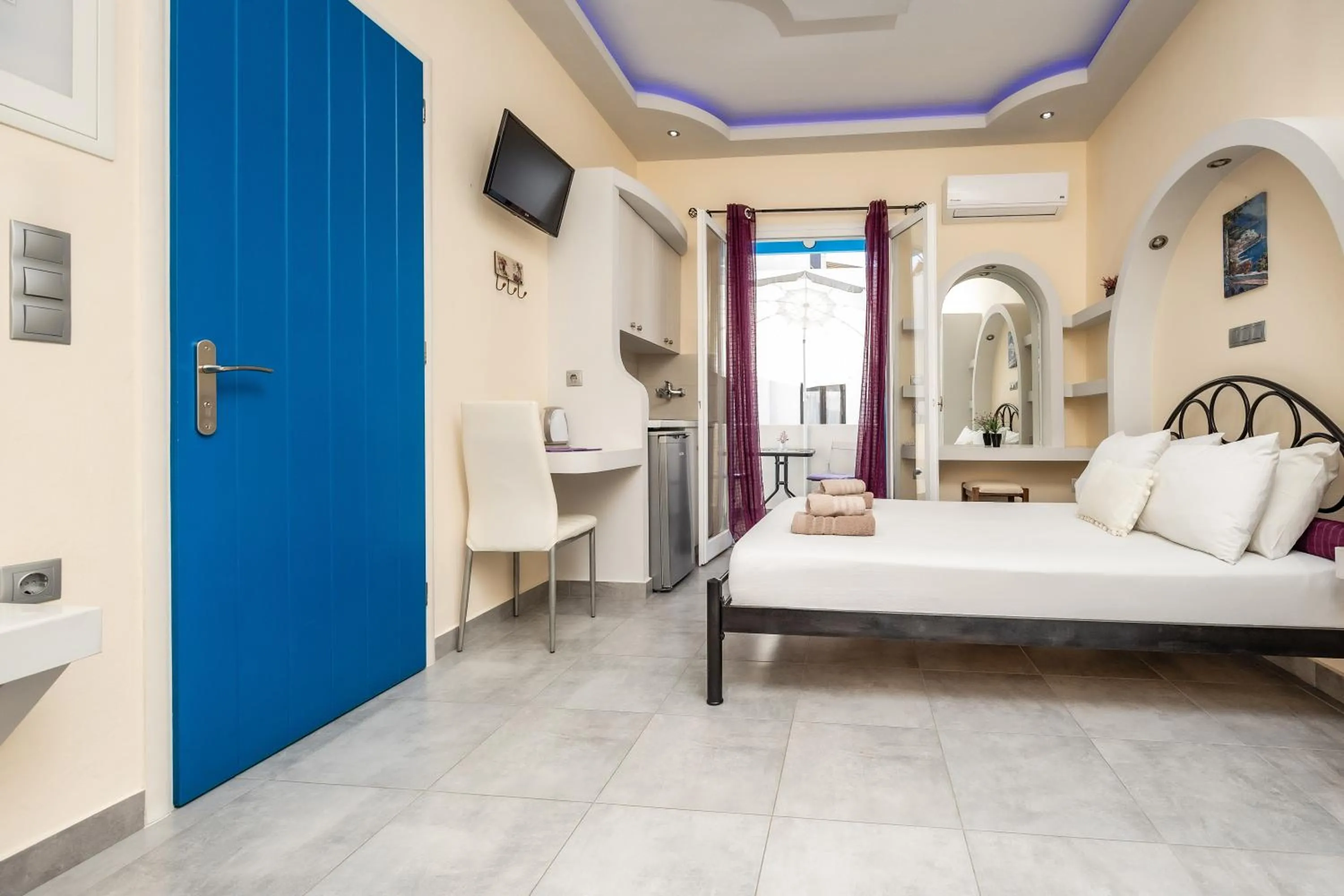 Bed in Lefkes Studios