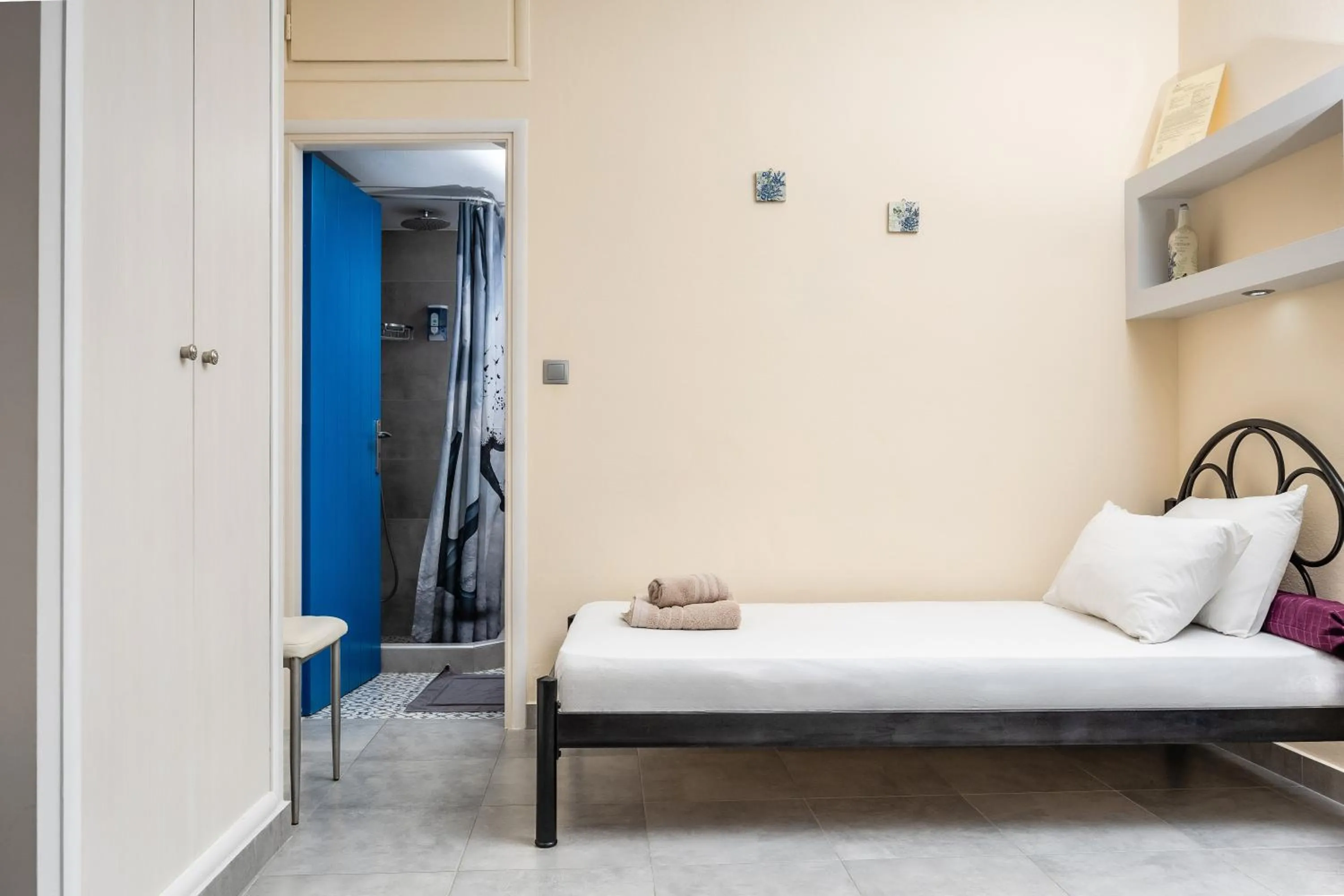Bed in Lefkes Studios