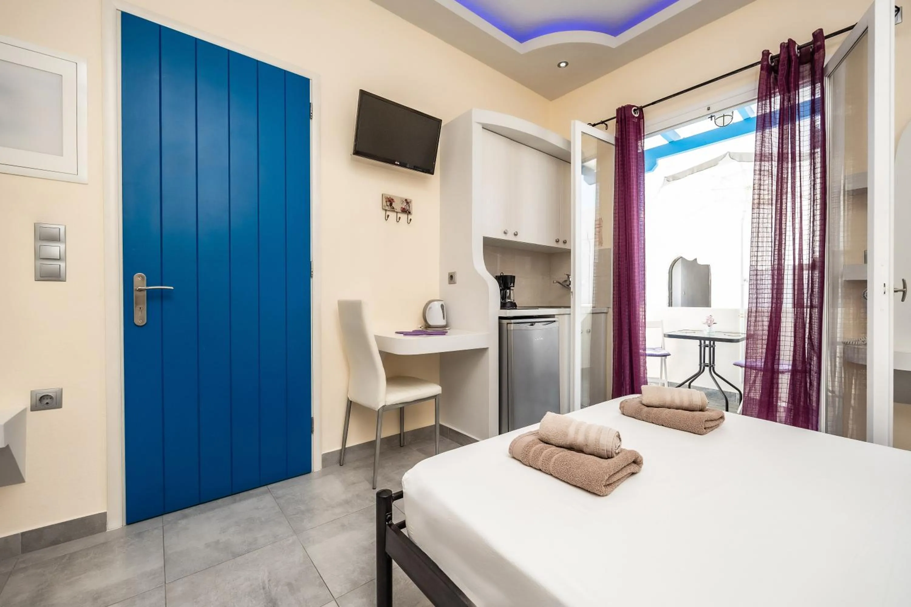 Bed in Lefkes Studios