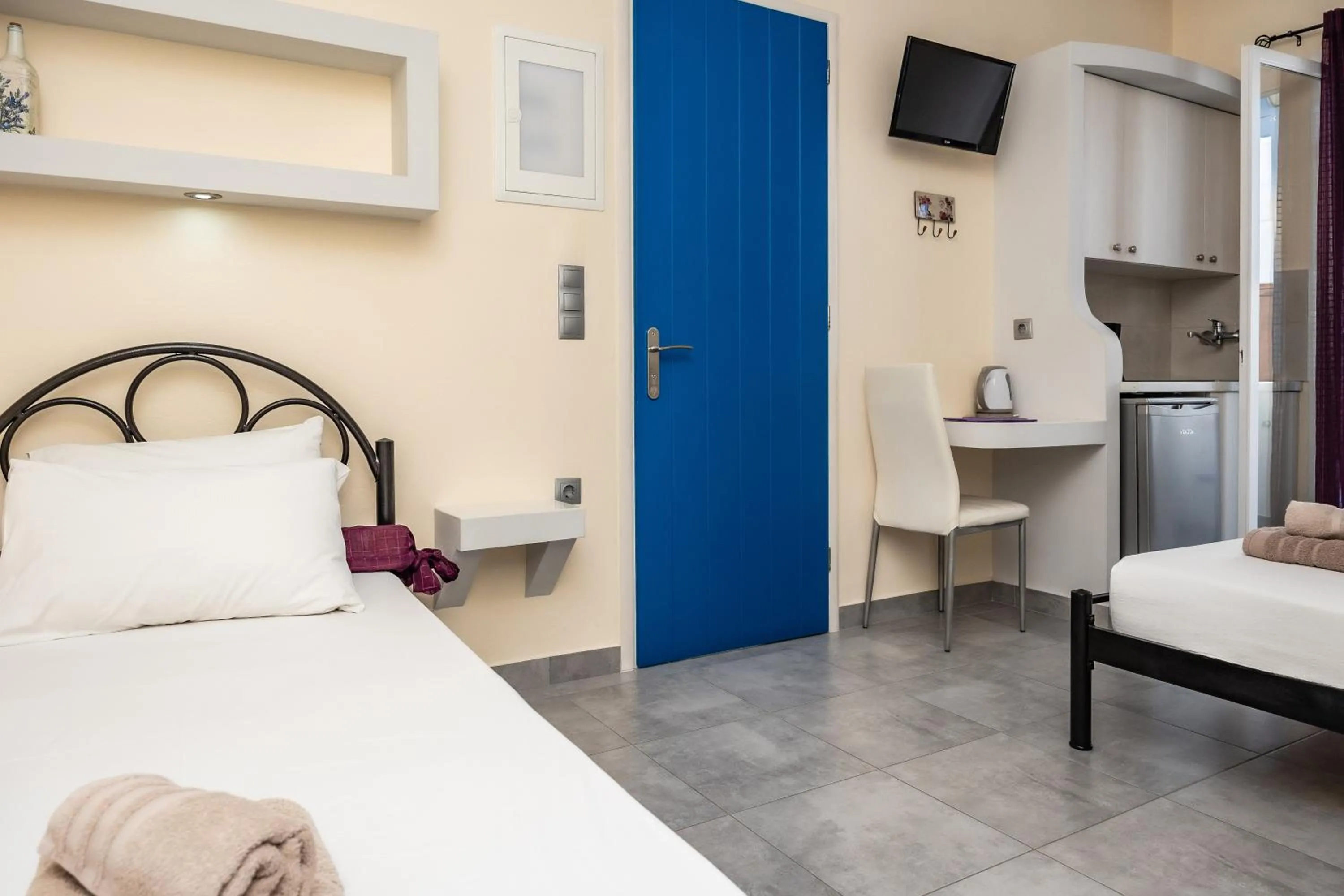 Bed in Lefkes Studios