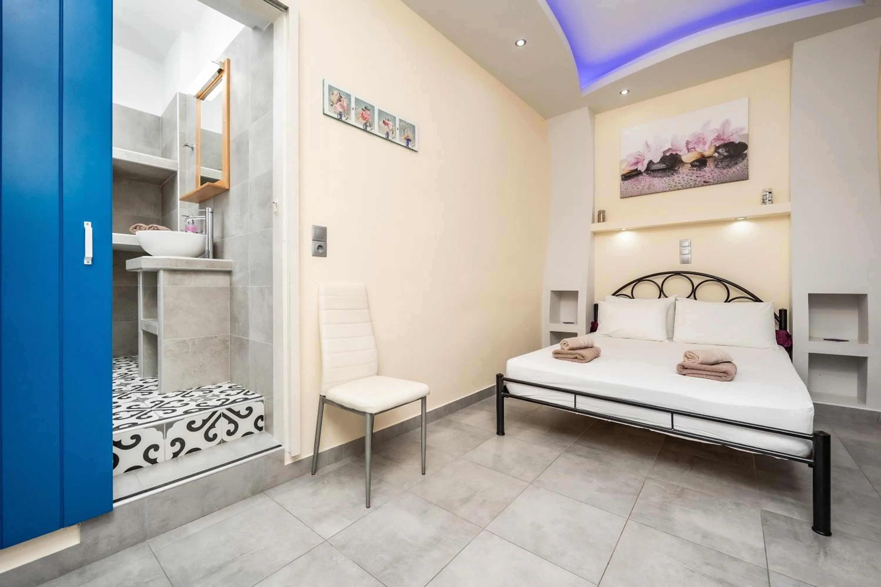 Bed in Lefkes Studios