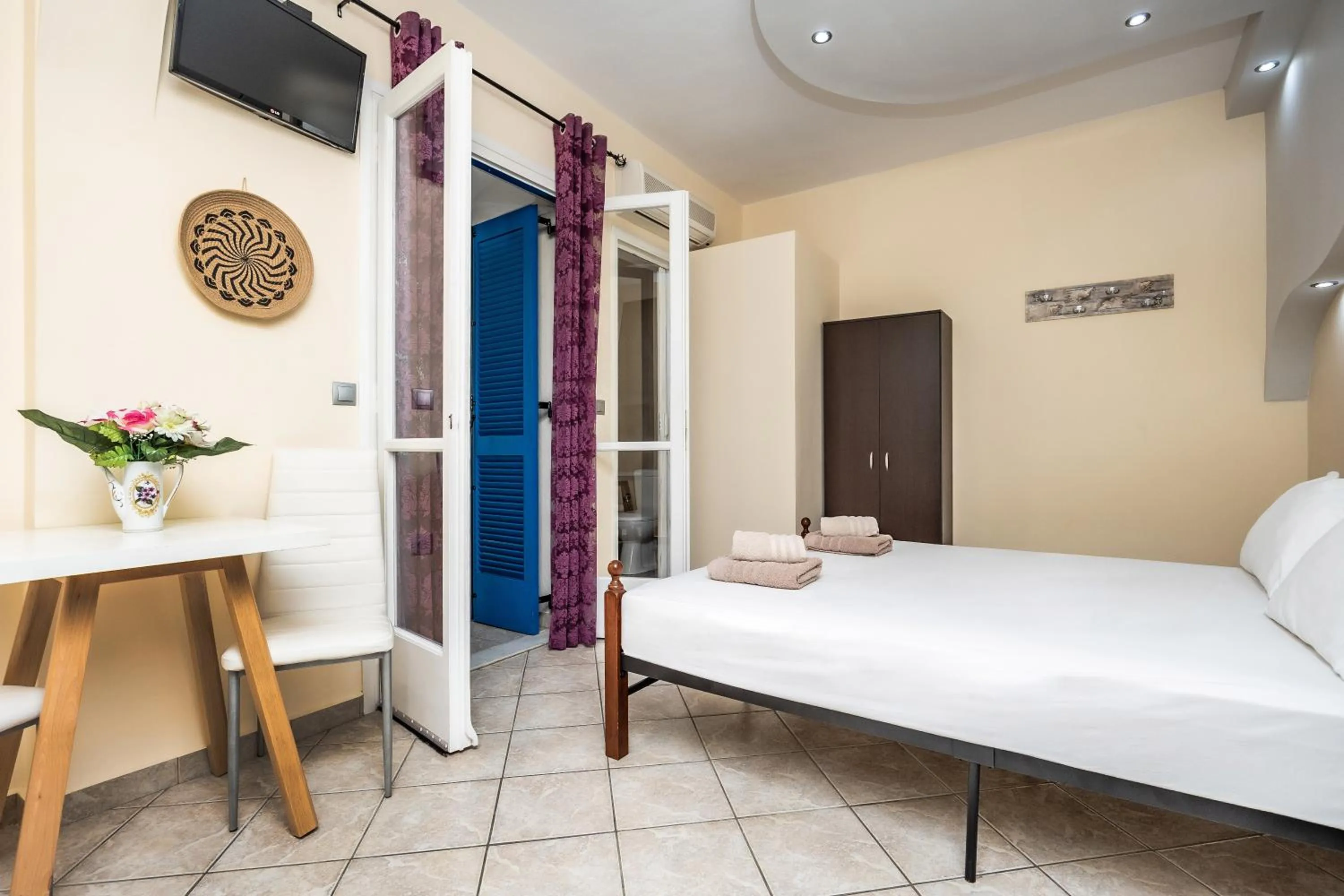 Bed in Lefkes Studios