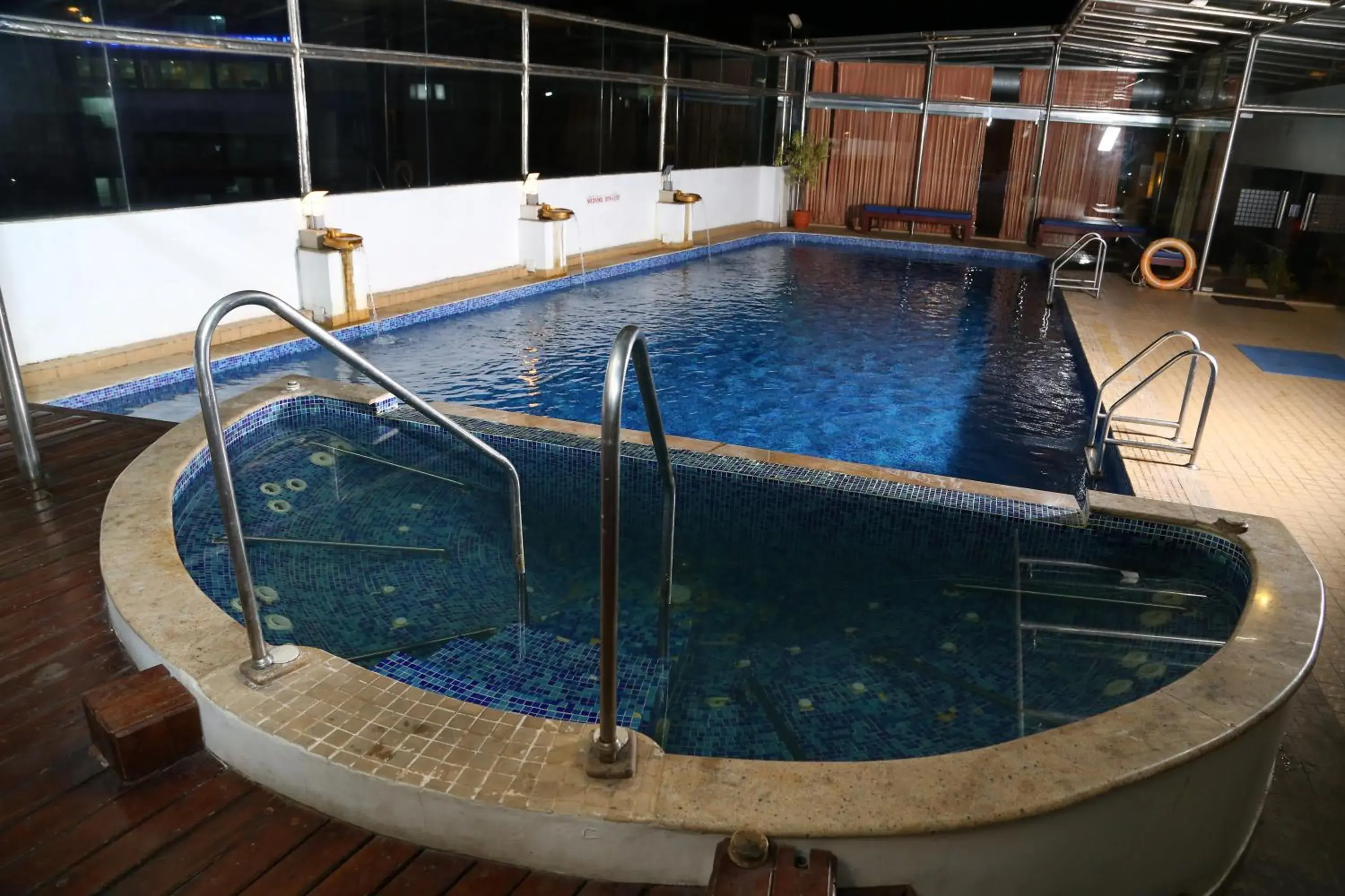 Swimming pool in Gokulam Park Hotel & Convention Centre Swimming pool in Gokulam Park Hotel & Convention Centre