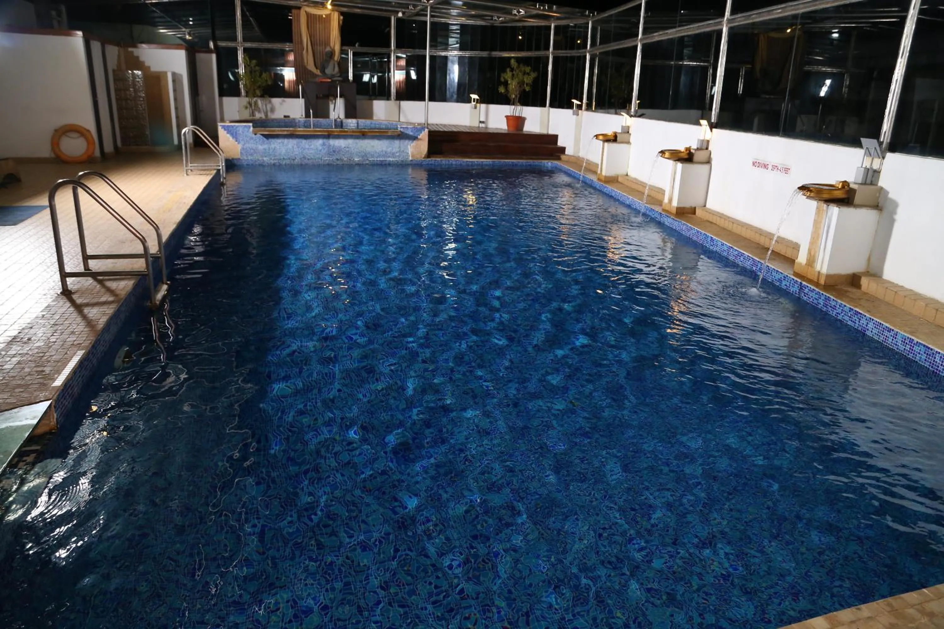 Swimming pool in Gokulam Park Hotel & Convention Centre