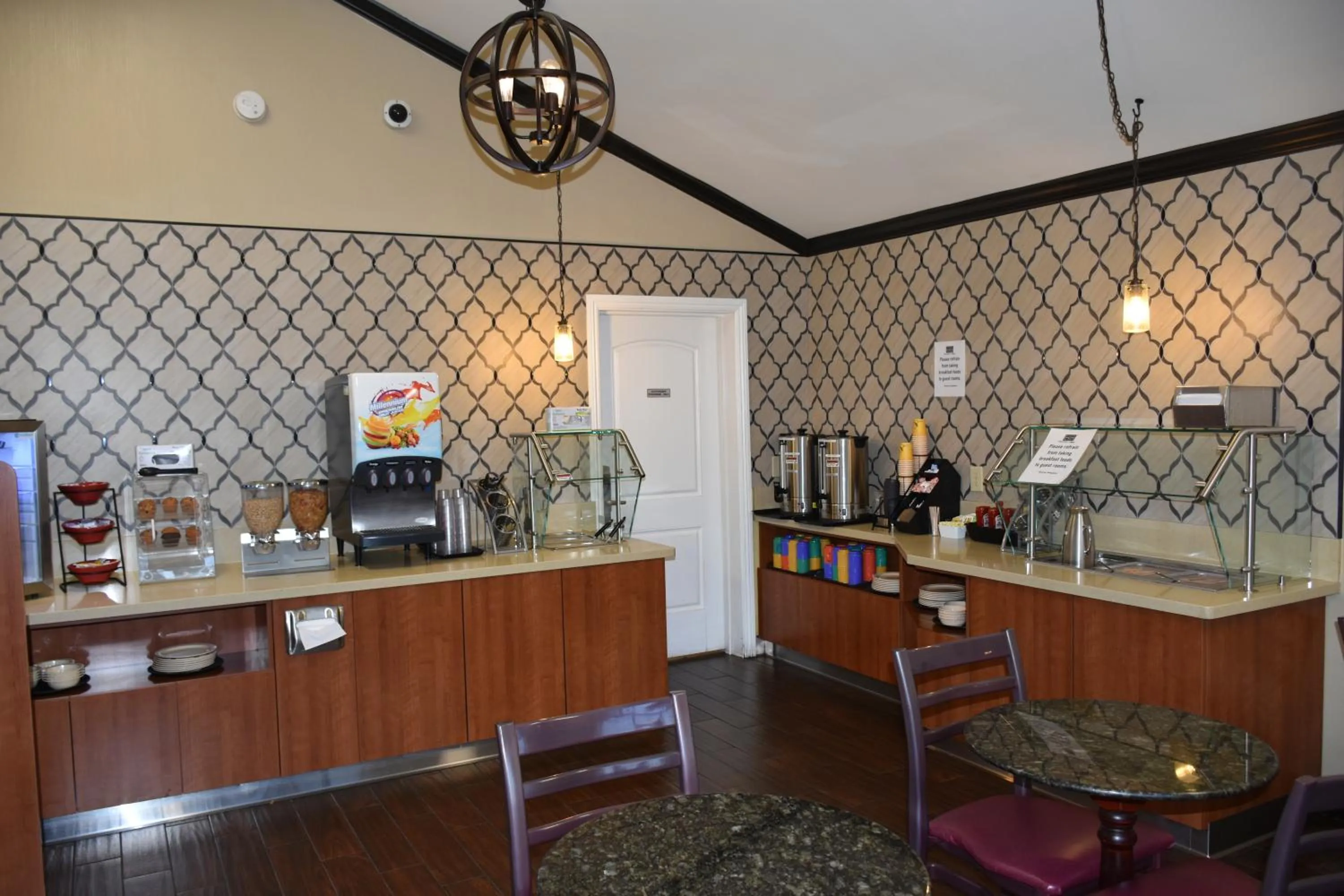 Breakfast in Dynasty Suites Redlands