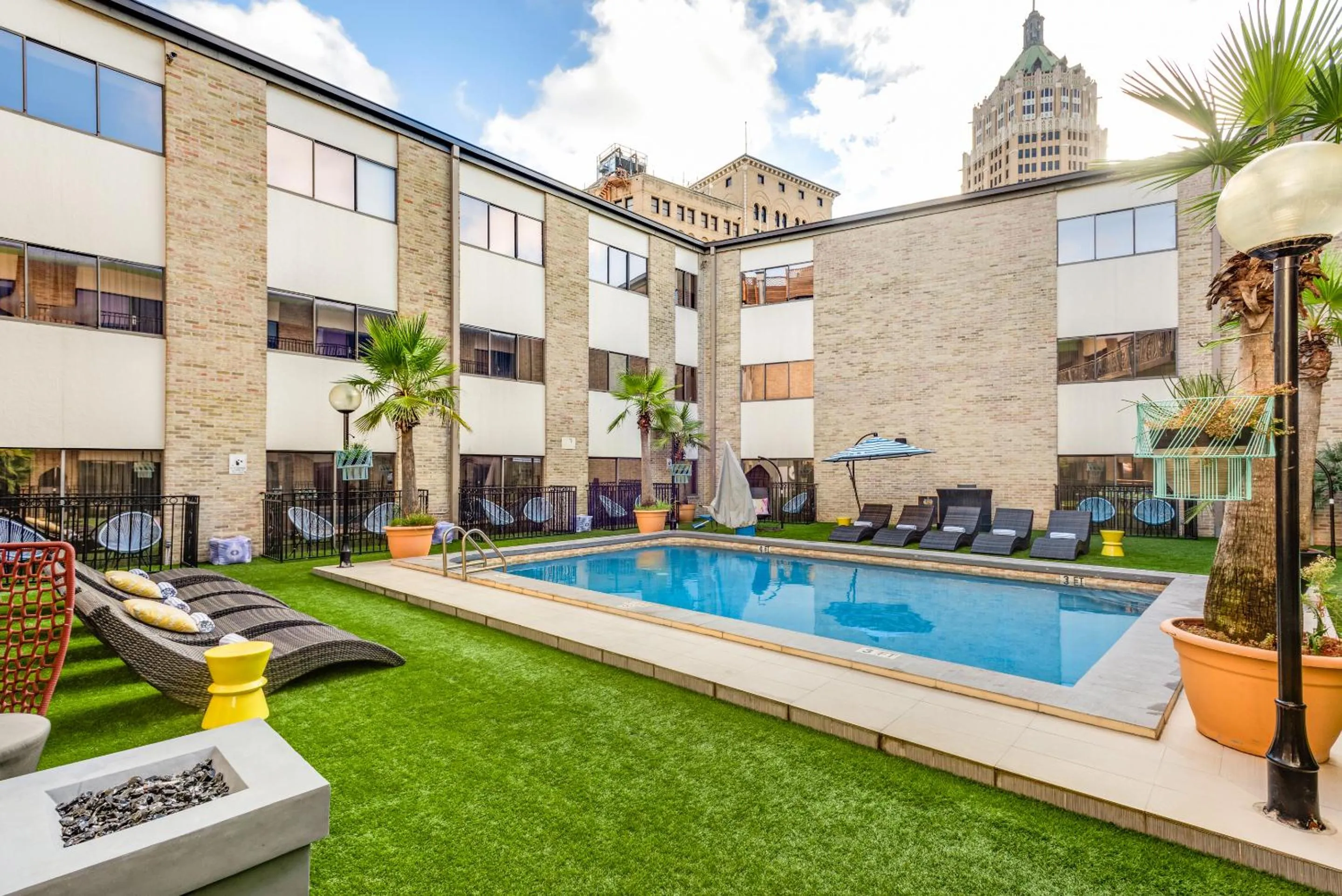 Swimming pool in Riverwalk Plaza Hotel