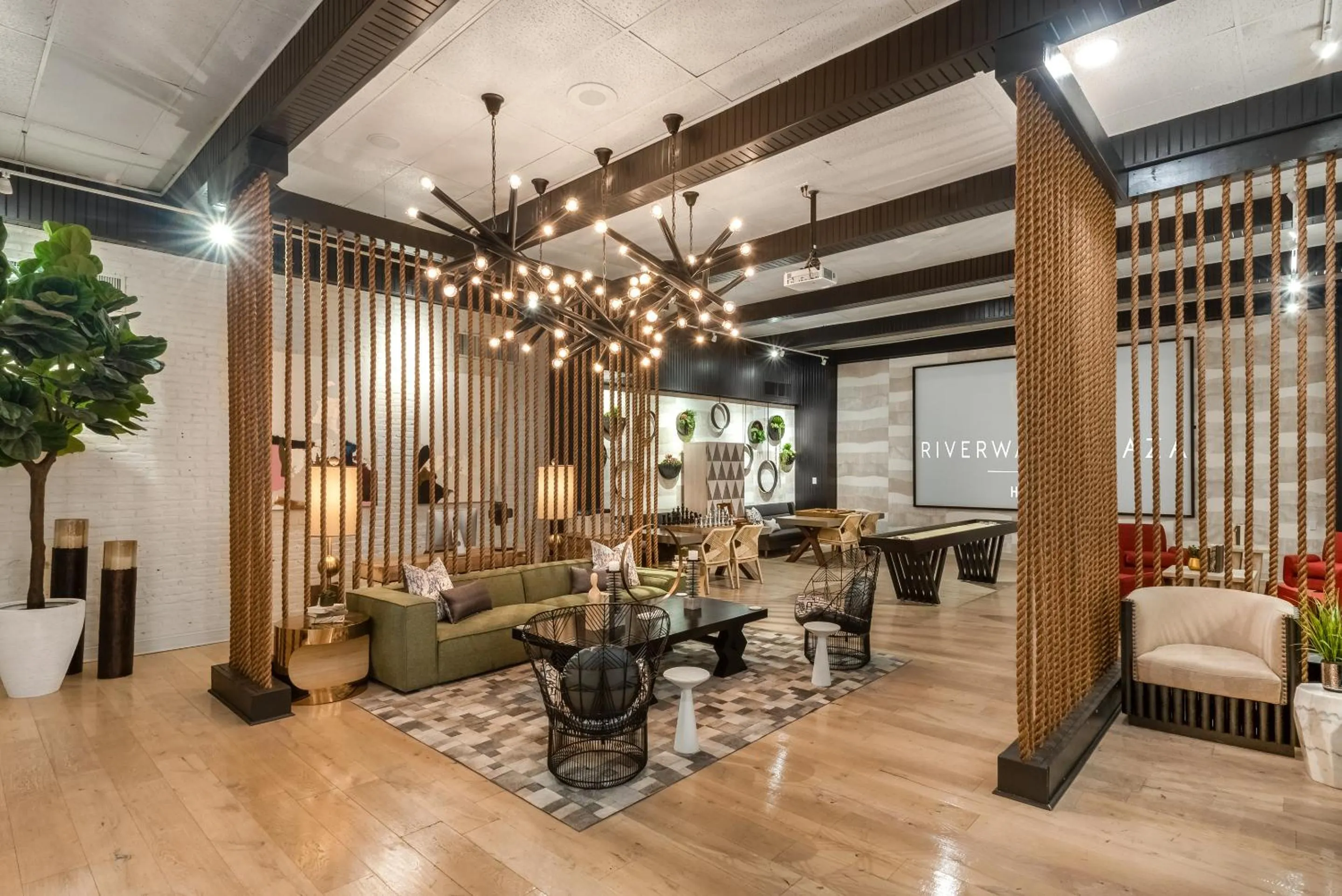 Communal lounge/ TV room in Riverwalk Plaza Hotel