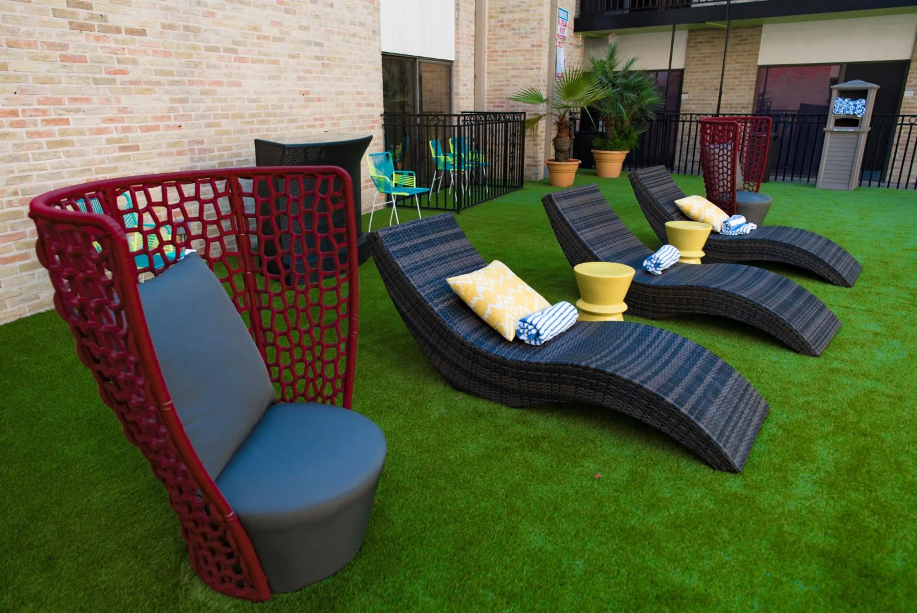 Swimming pool in Riverwalk Plaza Hotel