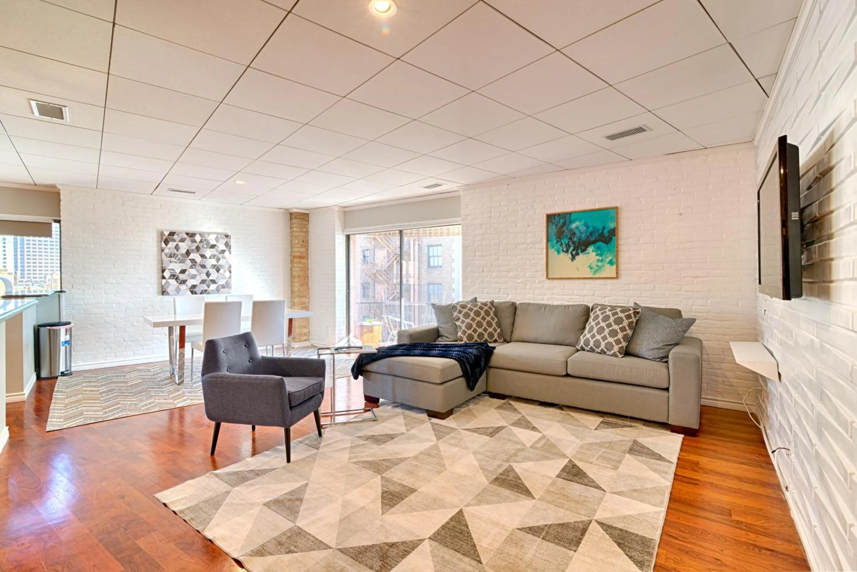 Living room in Riverwalk Plaza Hotel