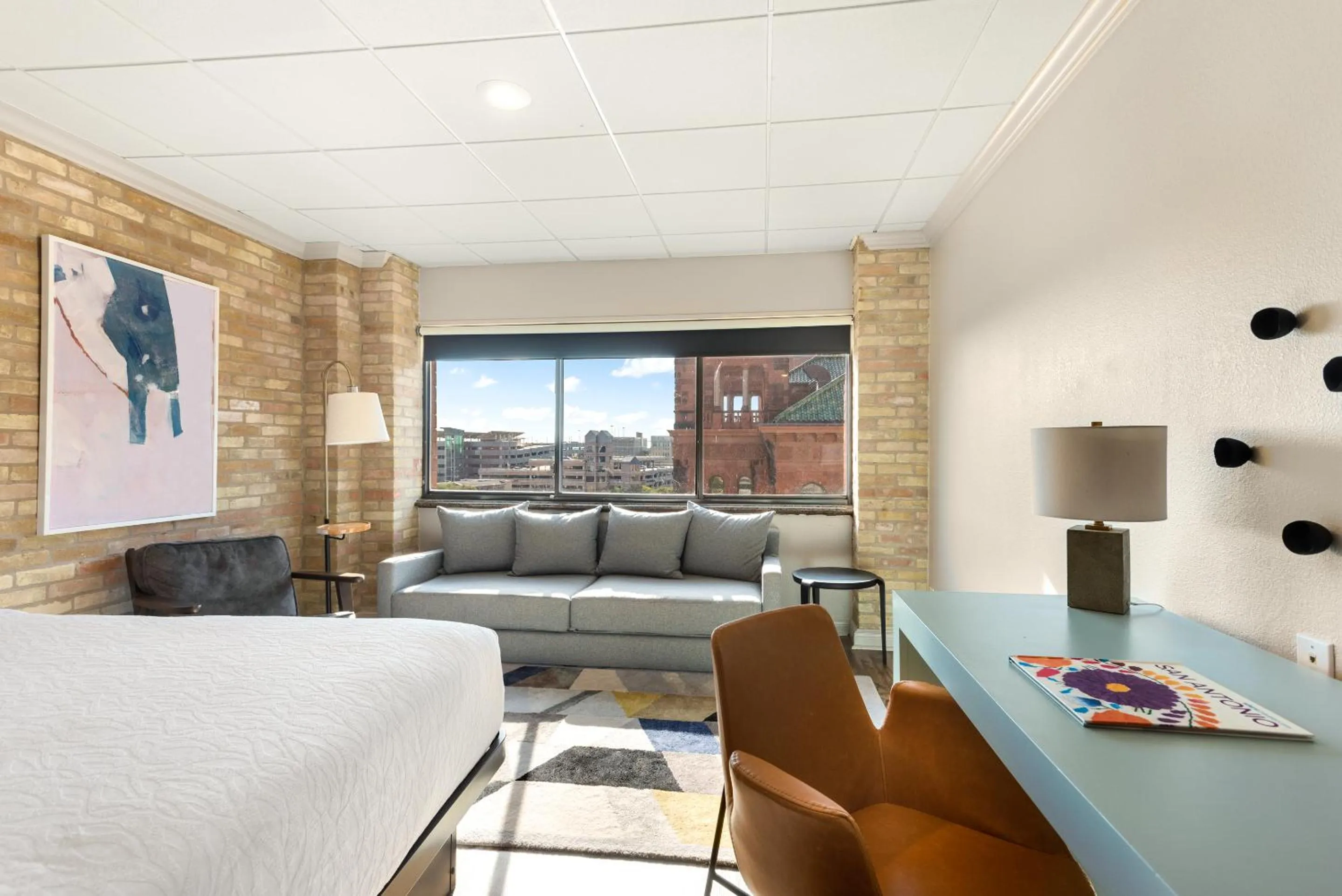 Bed in Riverwalk Plaza Hotel