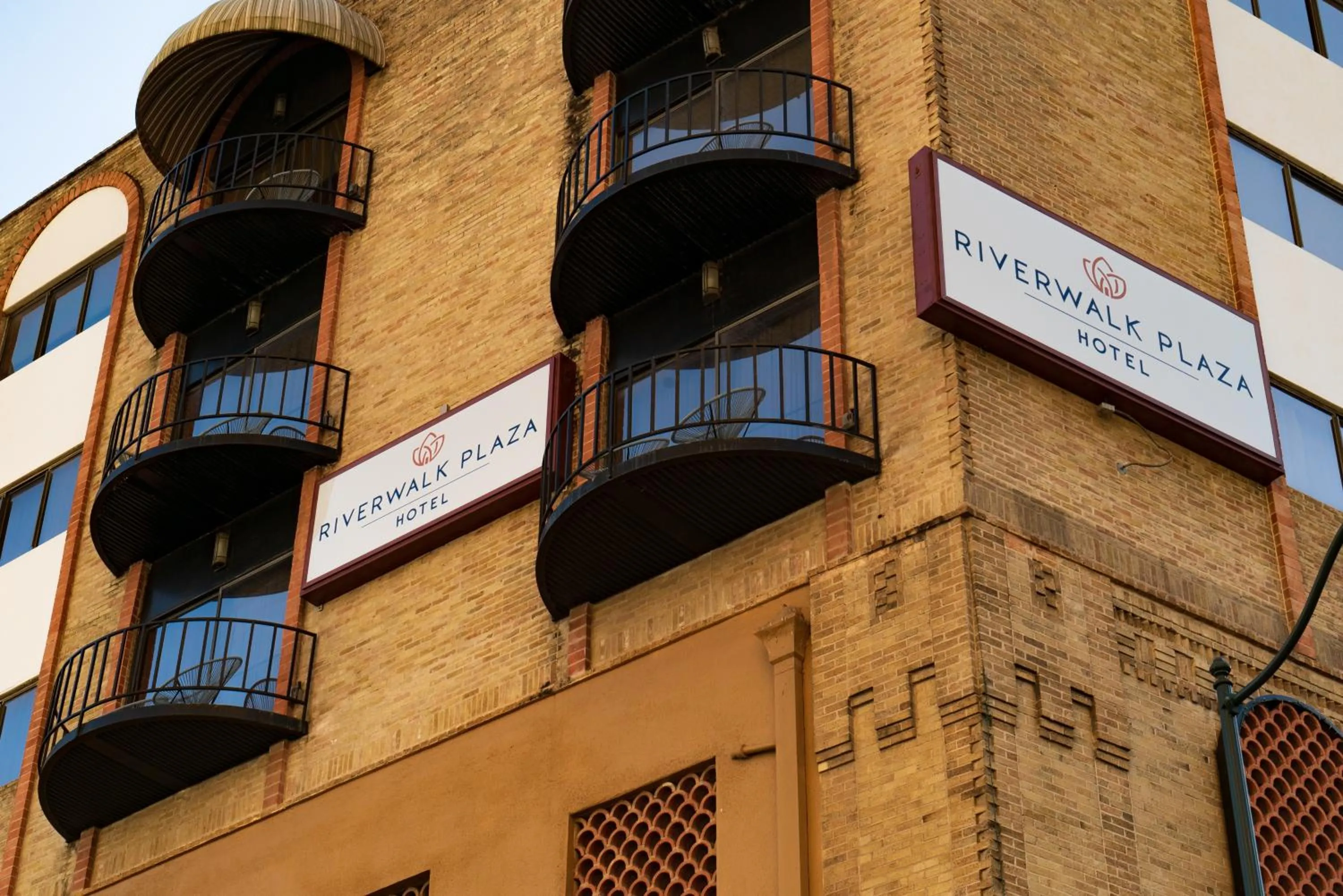 Property building in Riverwalk Plaza Hotel