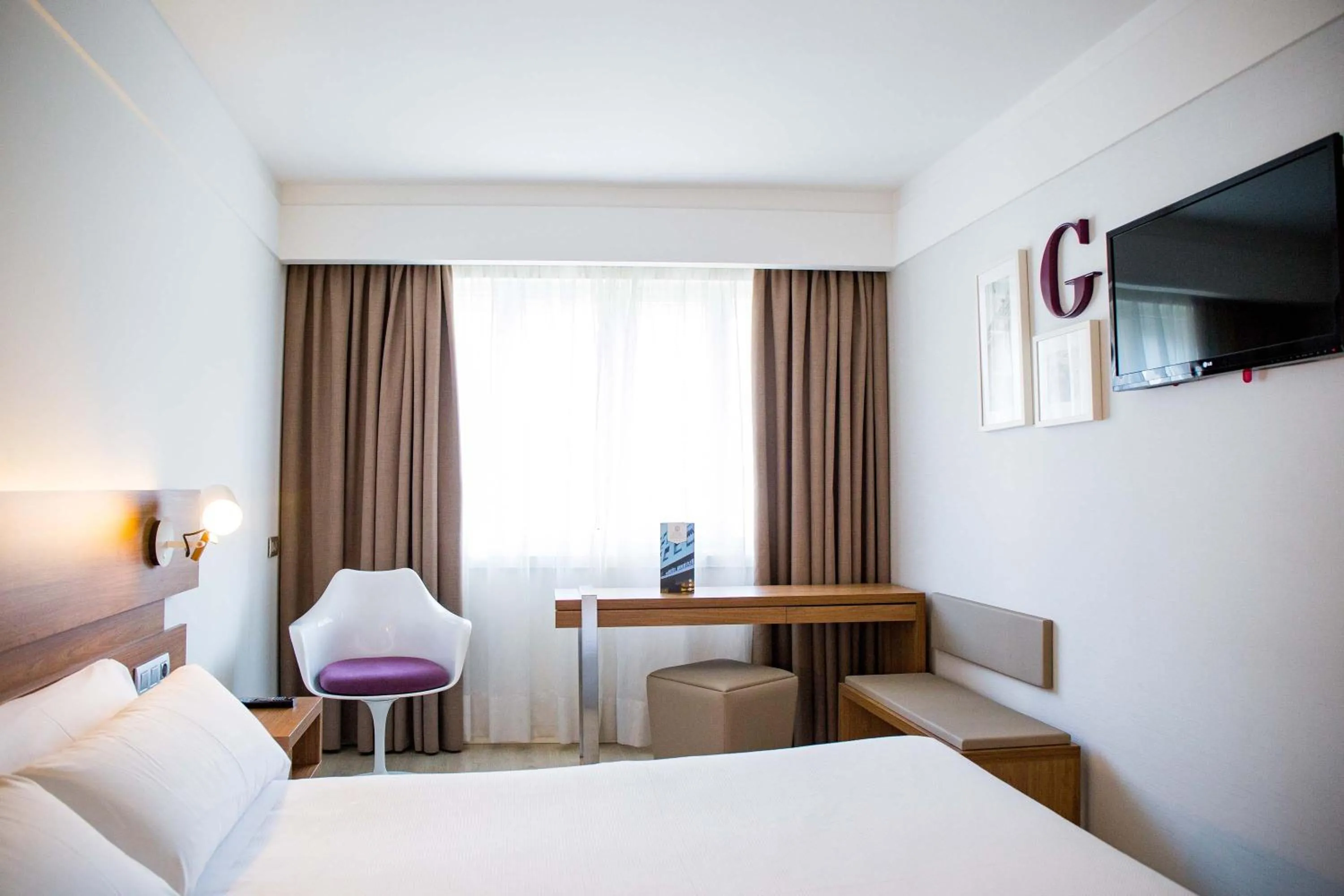 Photo of the whole room, Bed in Hotel Gelmírez