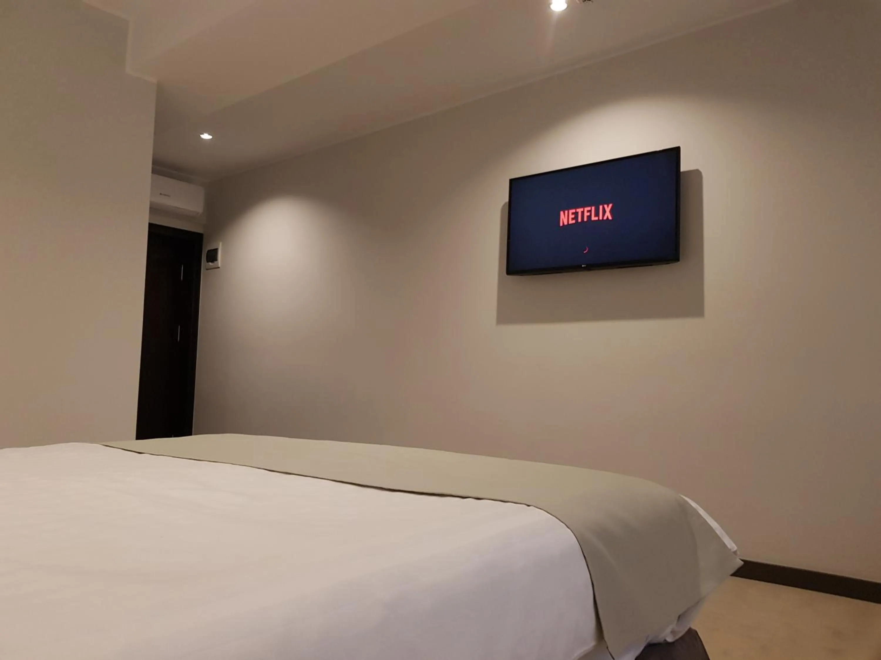 Communal lounge/ TV room, Bed in NOVO Boutique