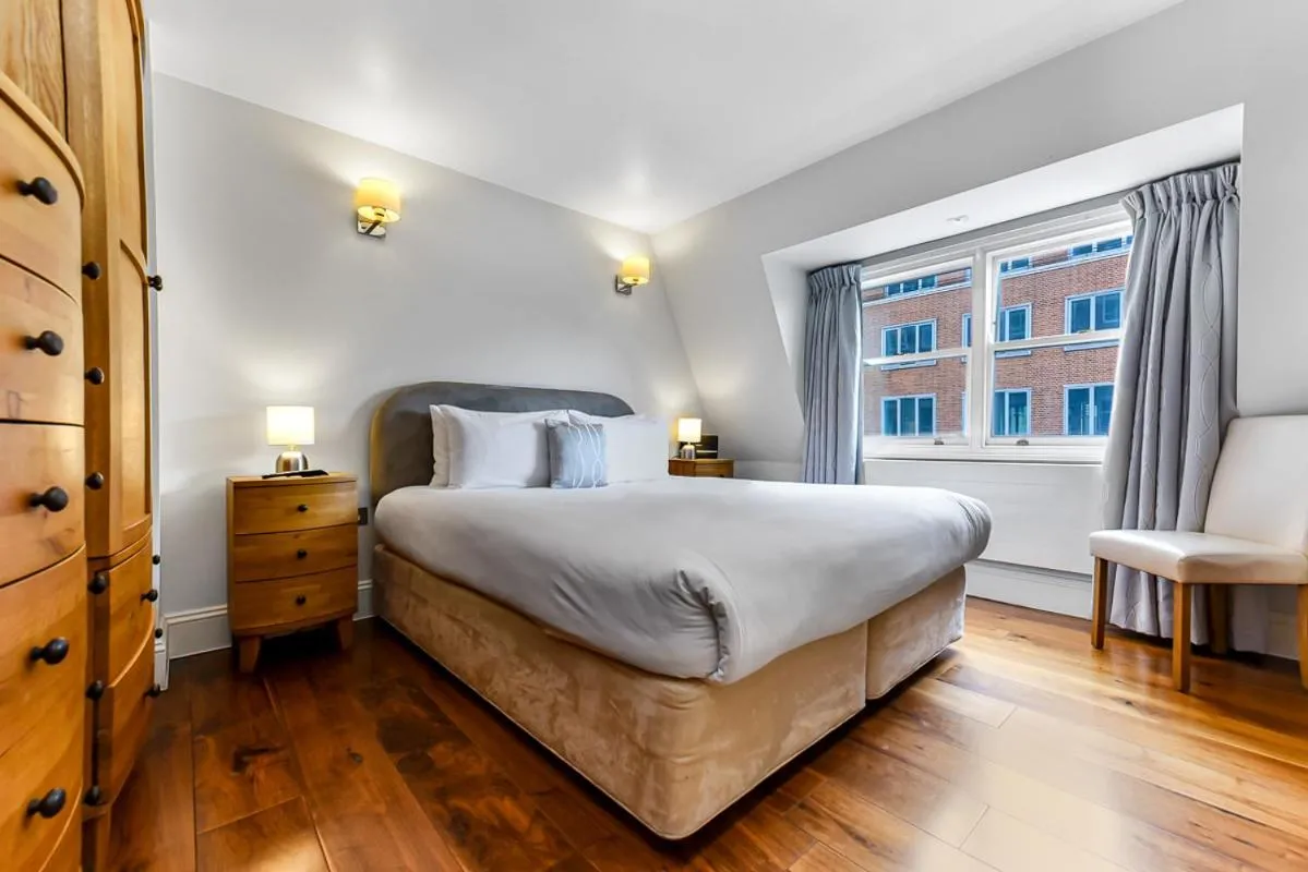 Bedroom, Bed in Tavistock Place Apartments