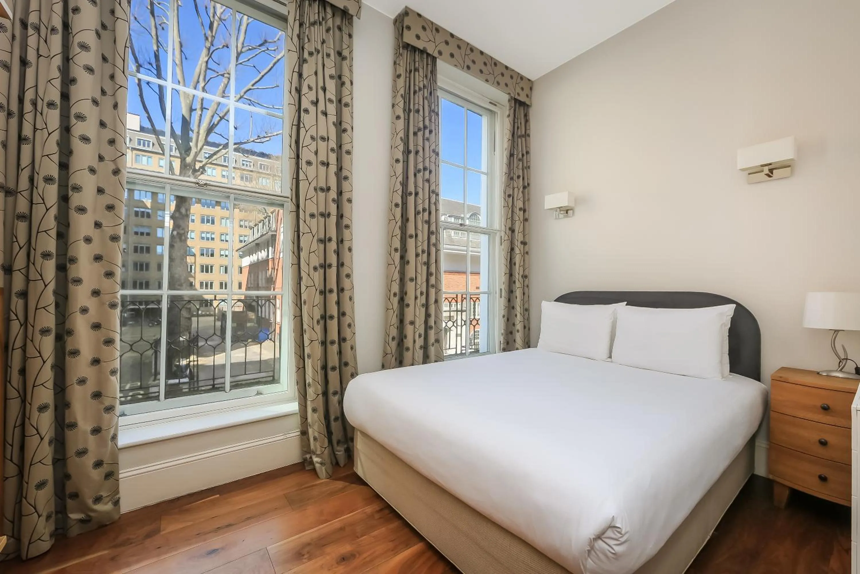 Bedroom, Bed in Tavistock Place Apartments