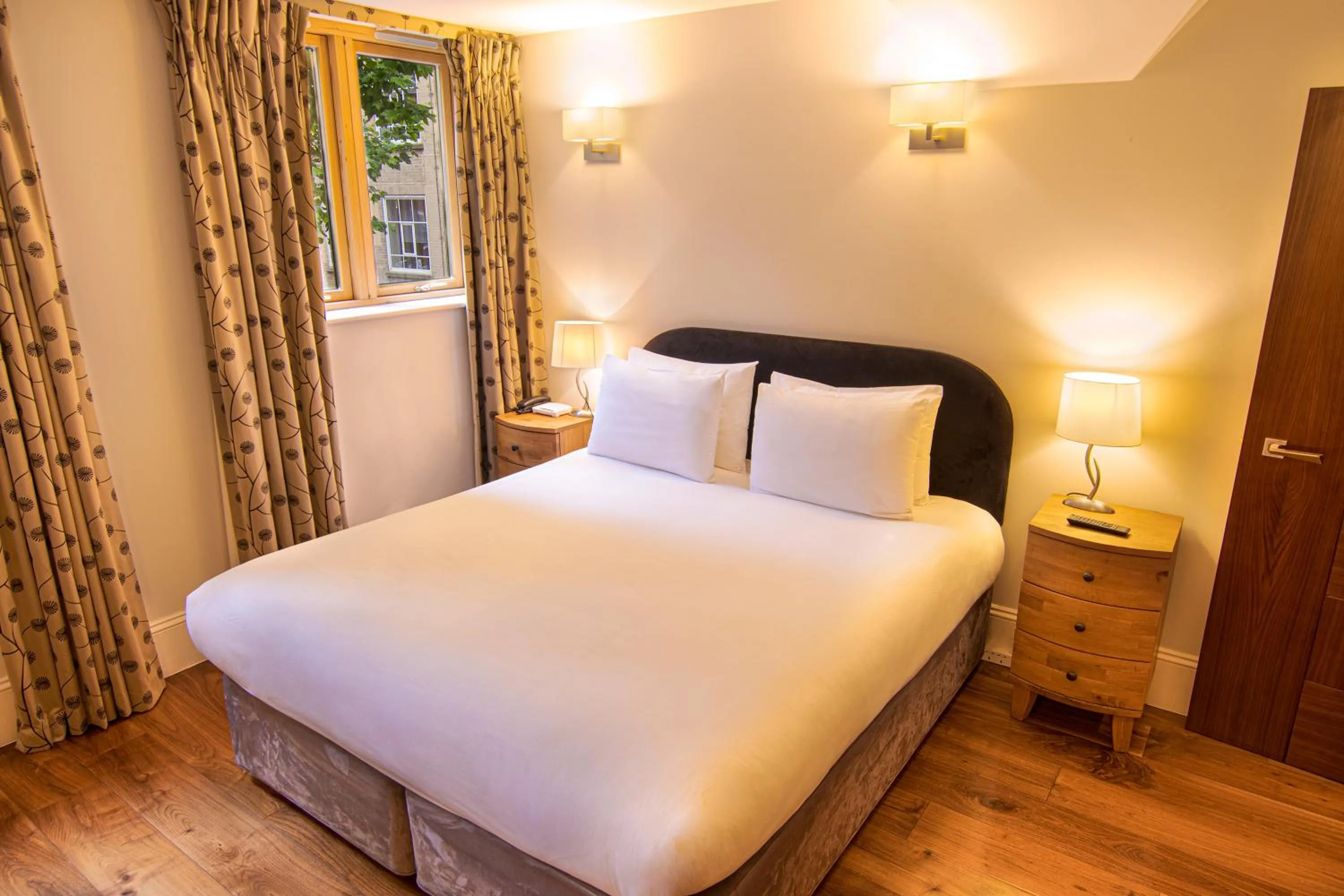 Bedroom, Bed in Tavistock Place Apartments