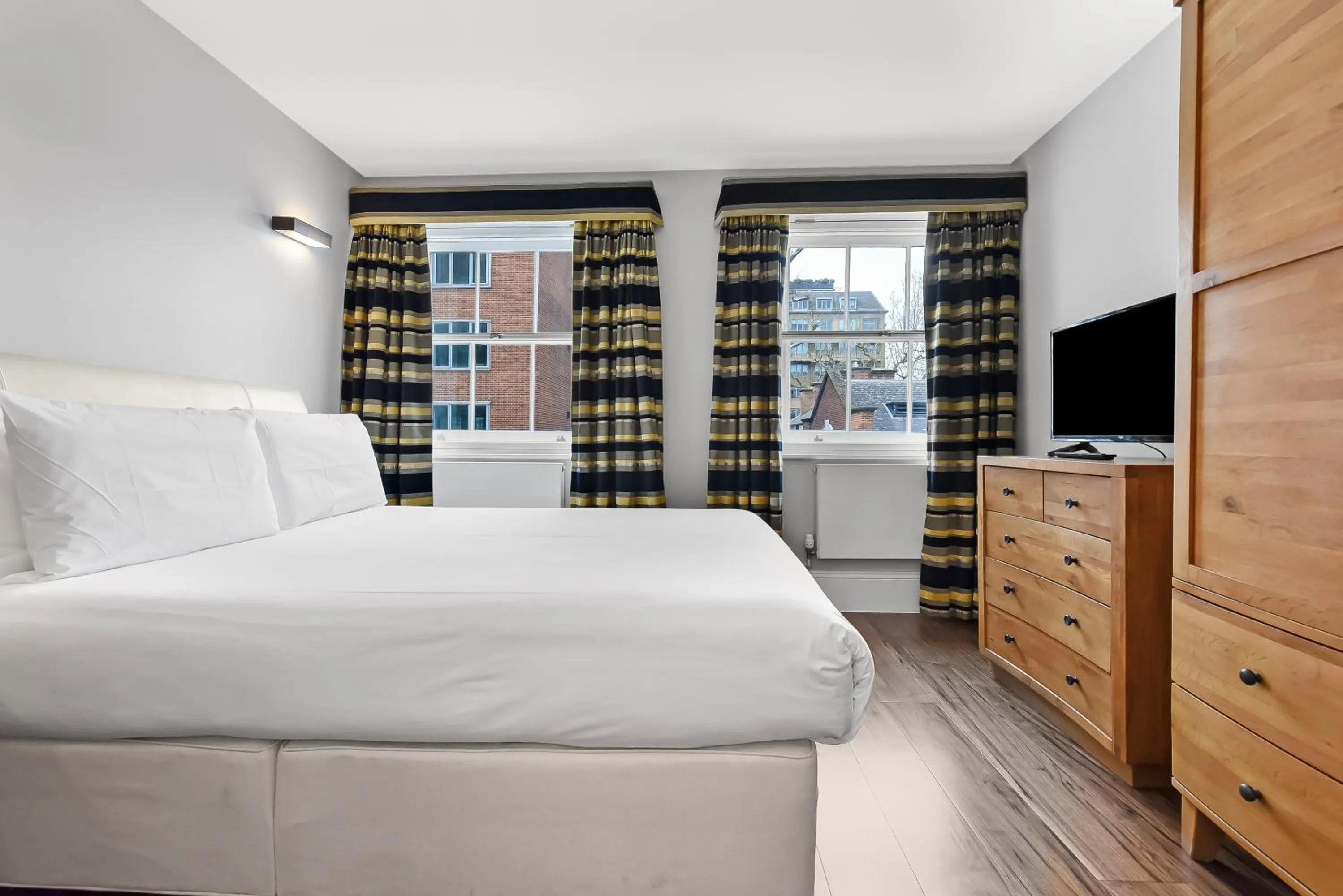Bedroom, Bed in Tavistock Place Apartments