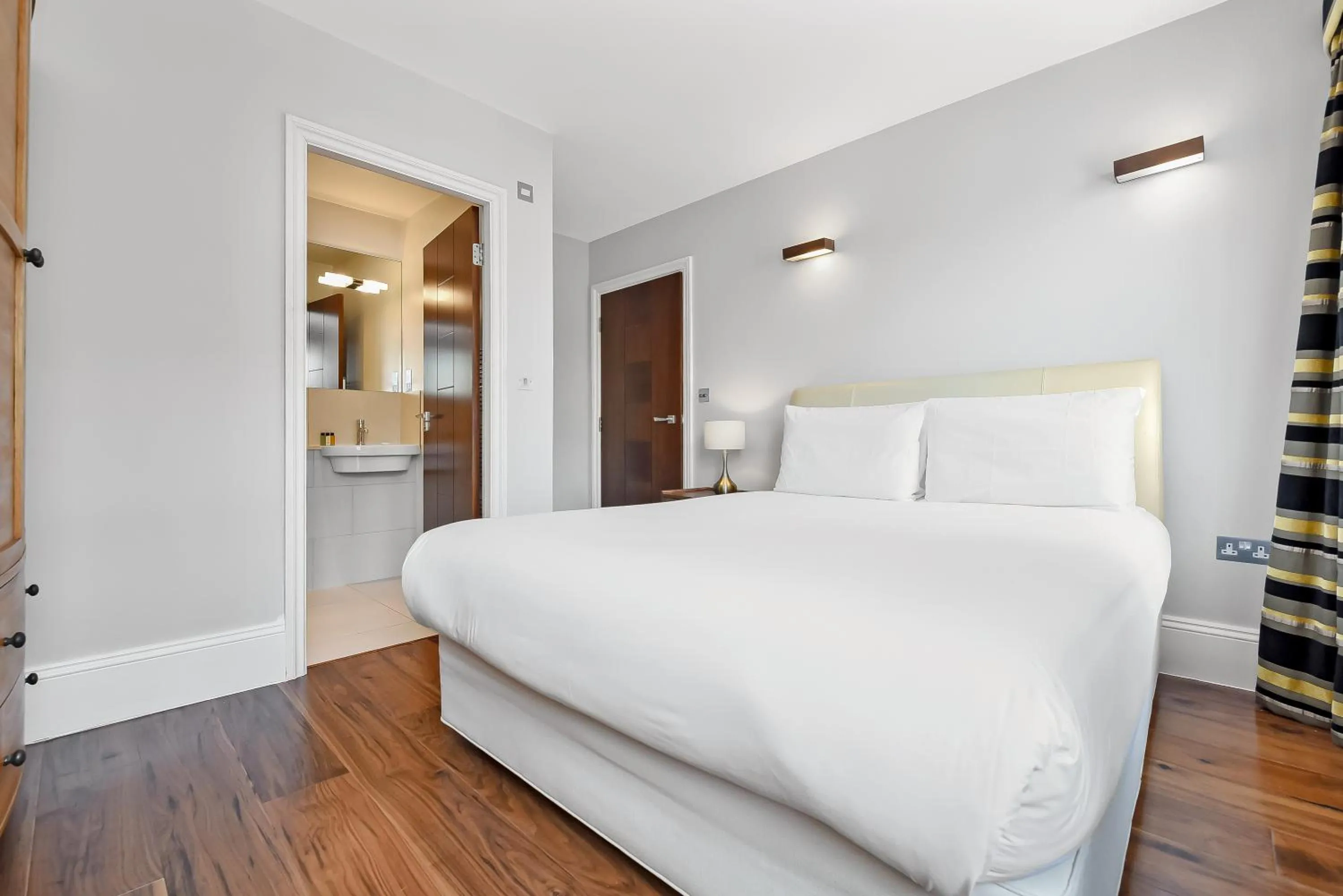 Bedroom, Bed in Tavistock Place Apartments