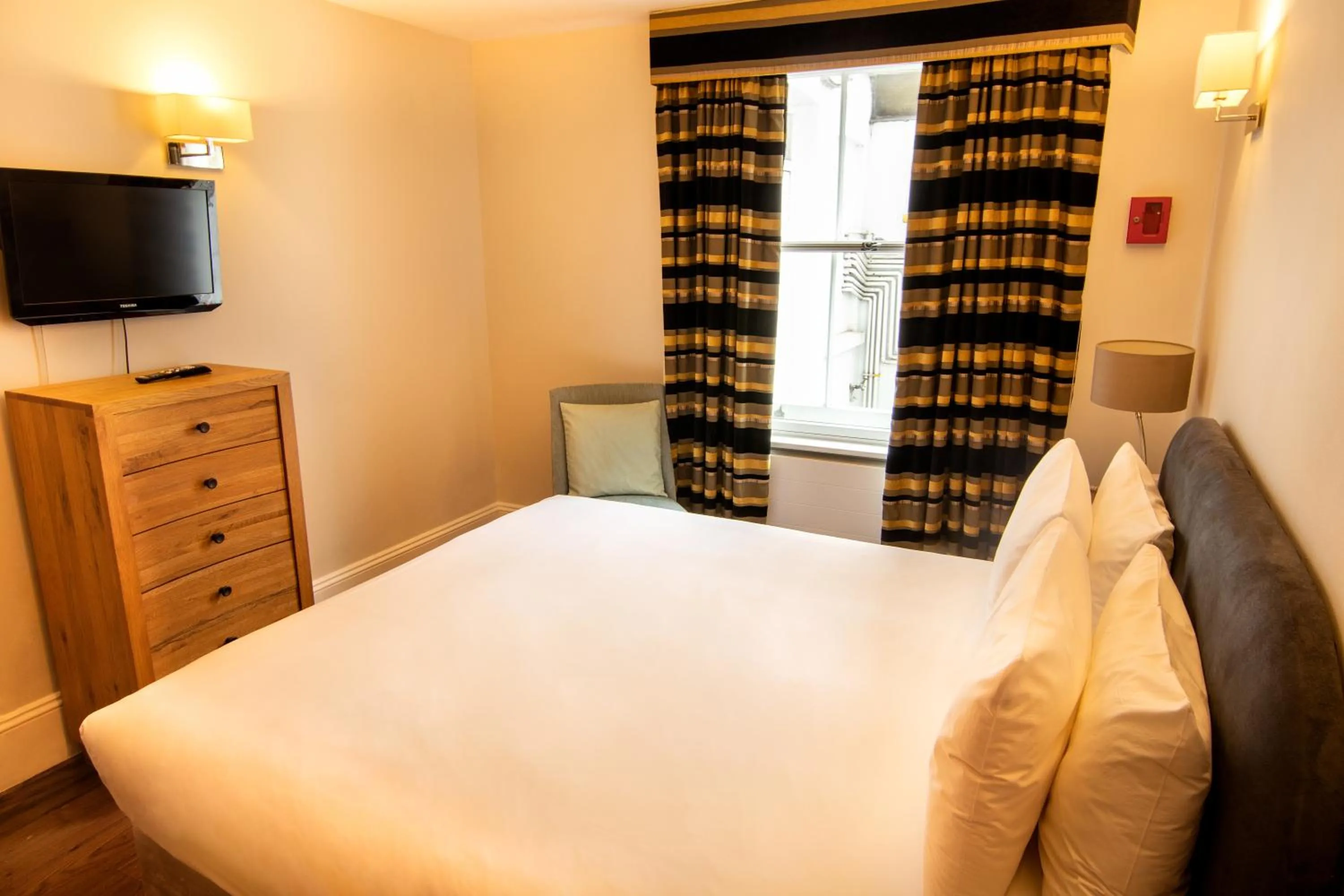 Bedroom, Bed in Tavistock Place Apartments