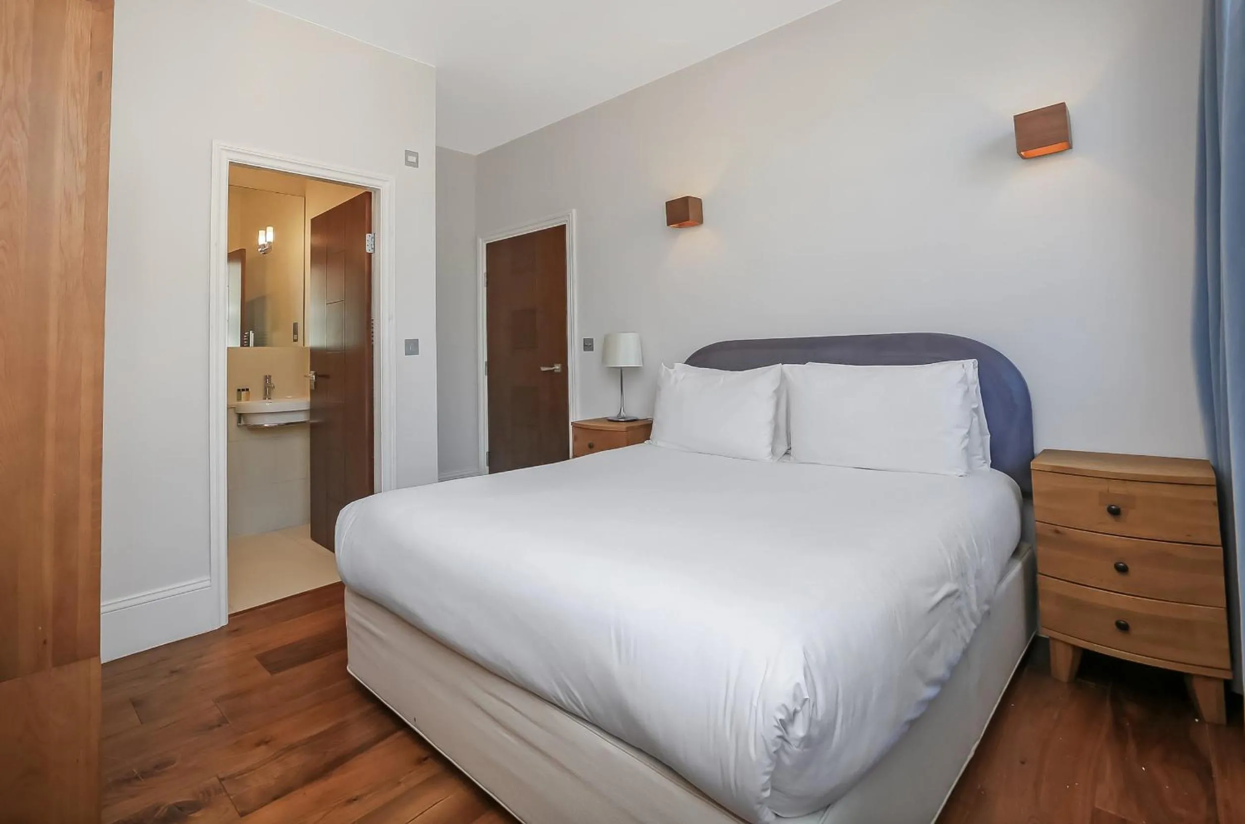 Bedroom, Bed in Tavistock Place Apartments