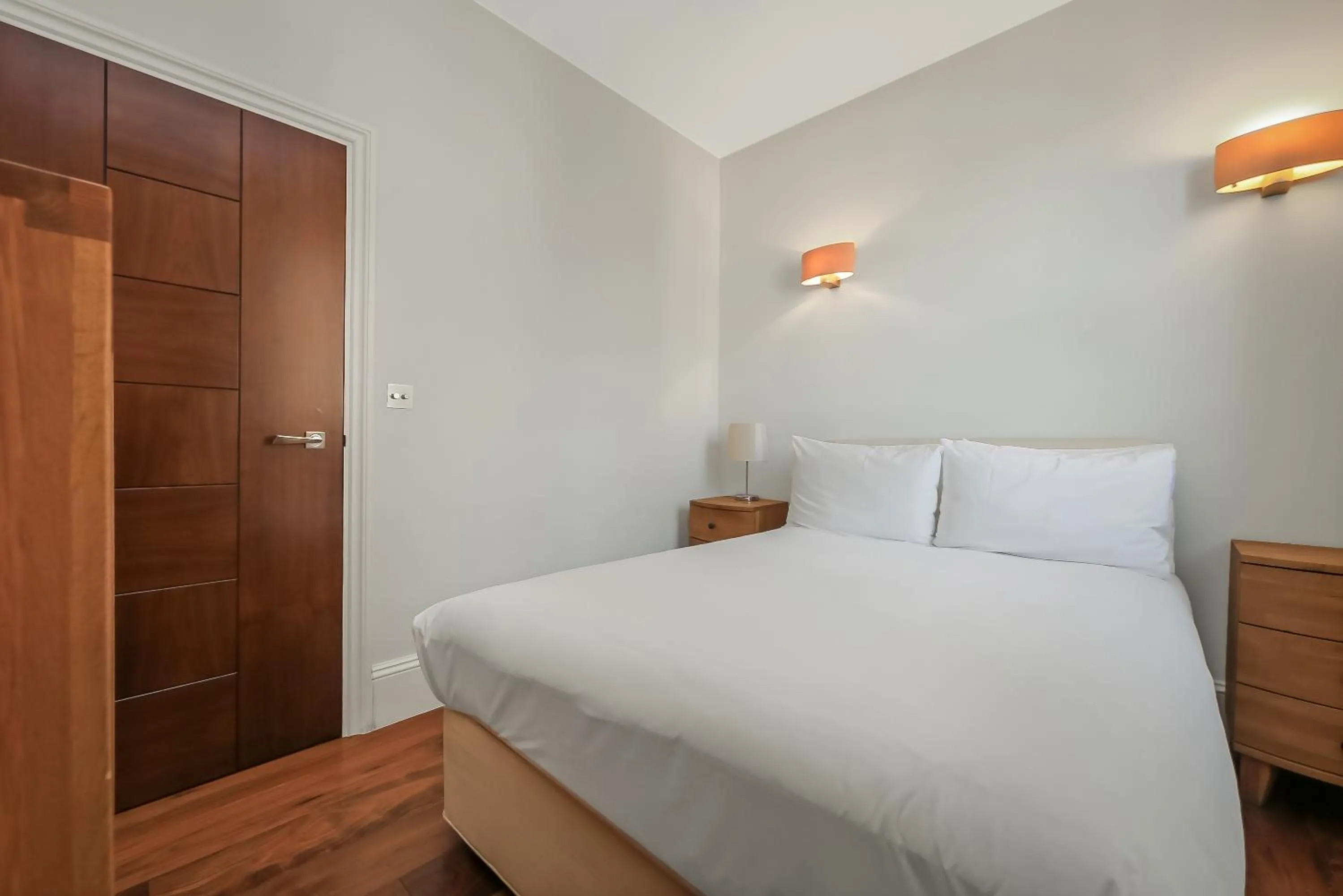 Bedroom, Bed in Tavistock Place Apartments