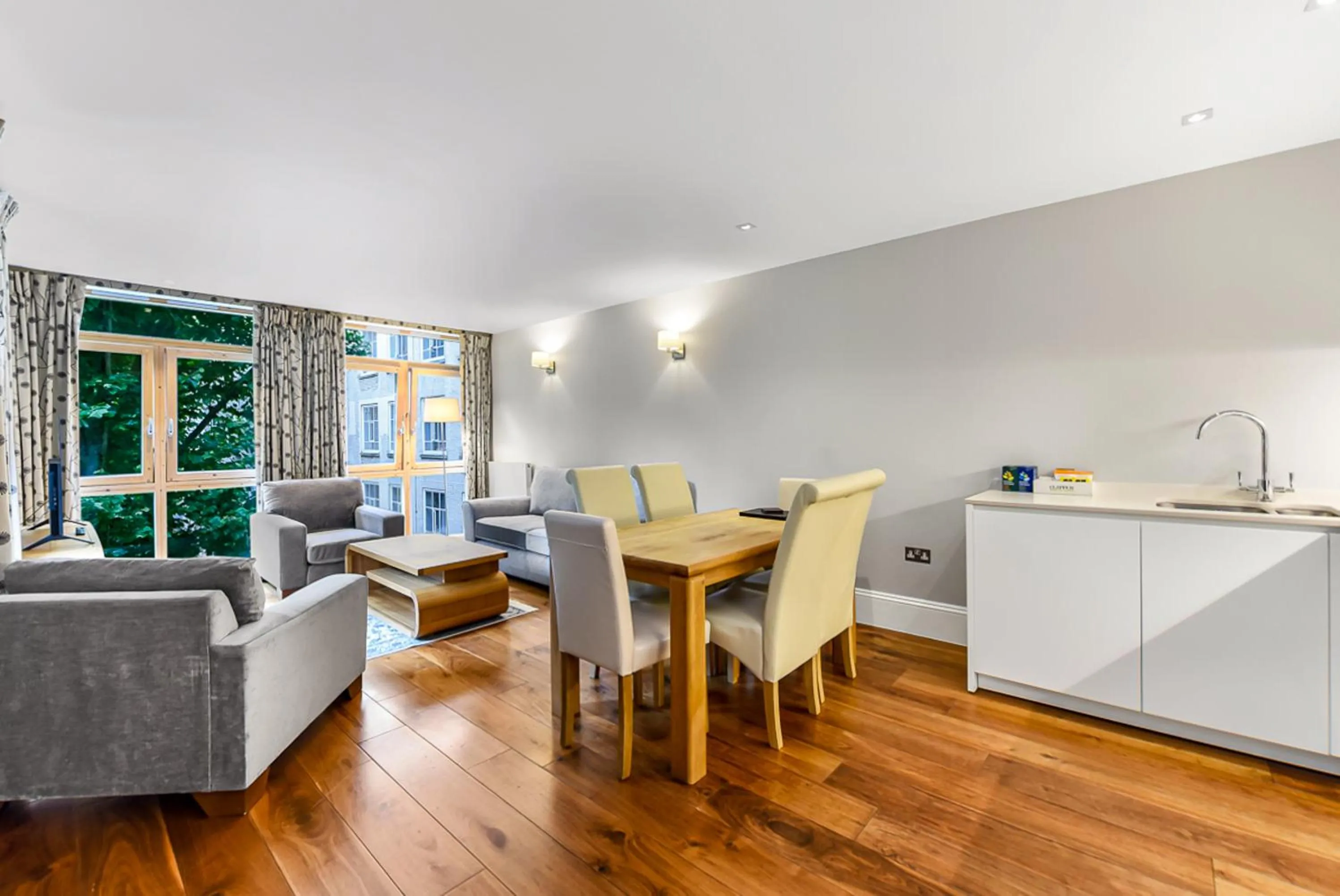 Living room in Tavistock Place Apartments