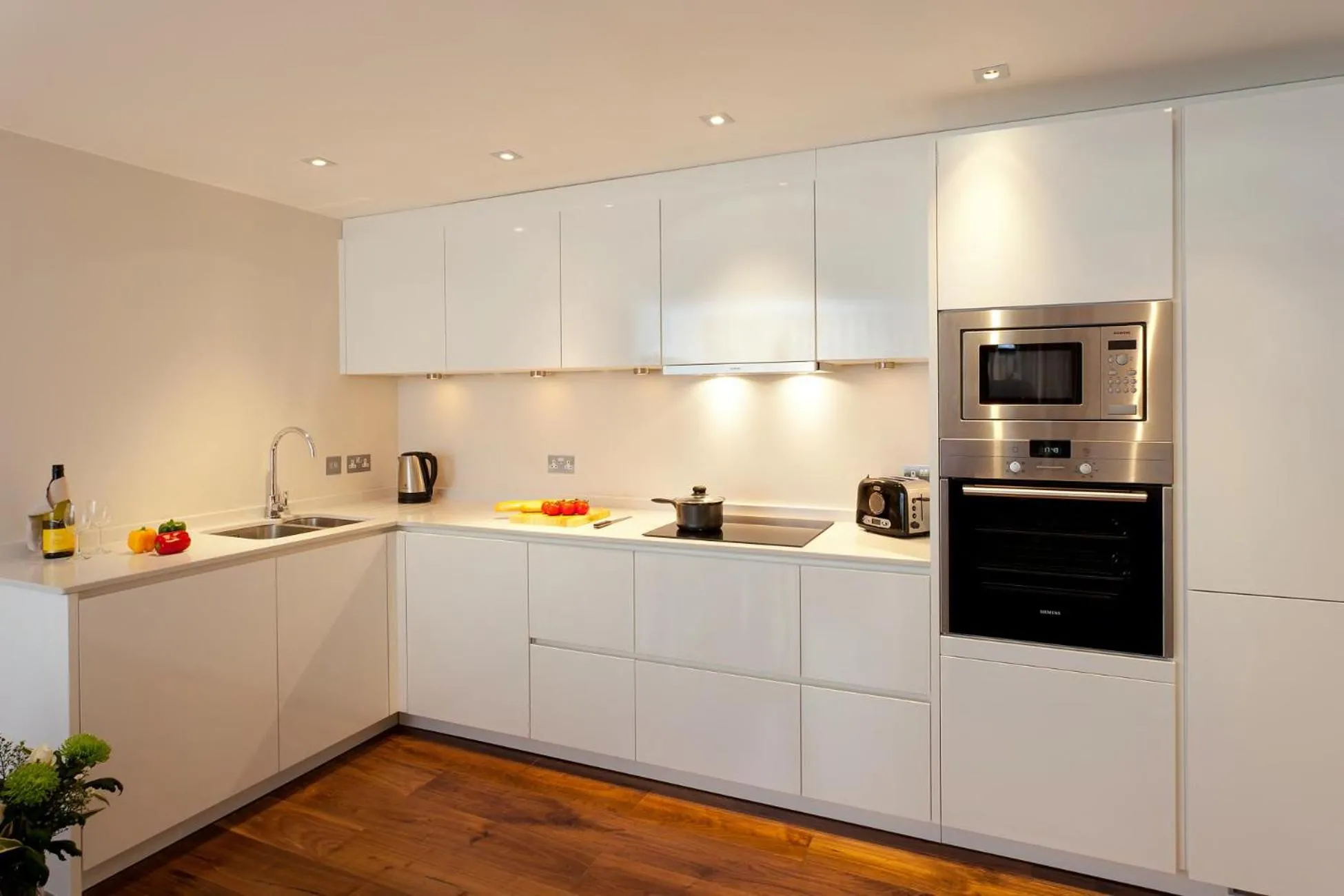 Kitchen or kitchenette in Tavistock Place Apartments