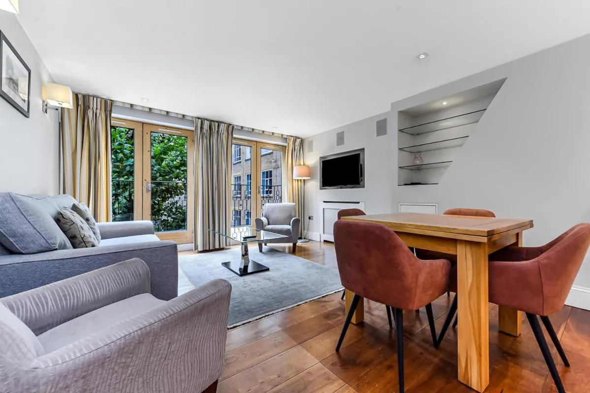 Living room in Tavistock Place Apartments