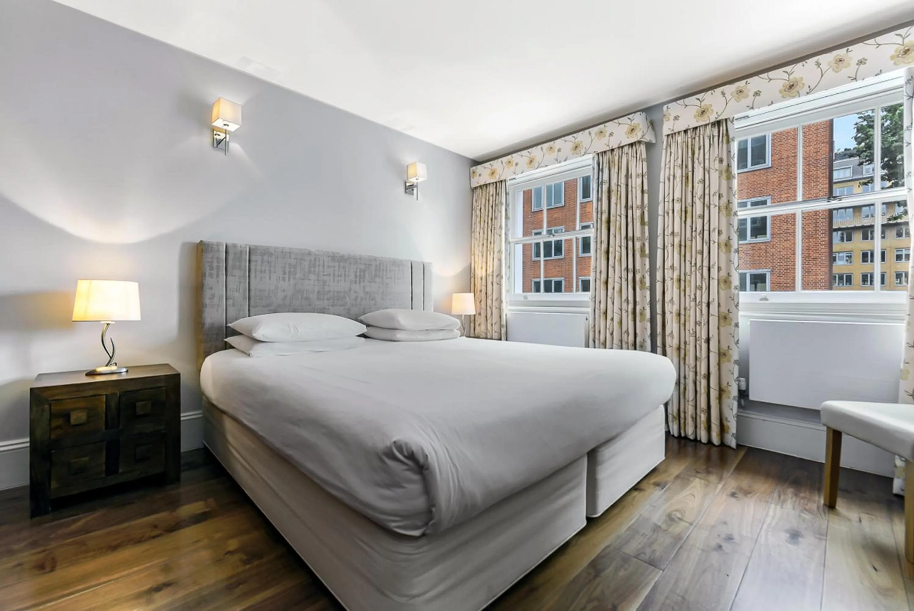 Bedroom, Bed in Tavistock Place Apartments
