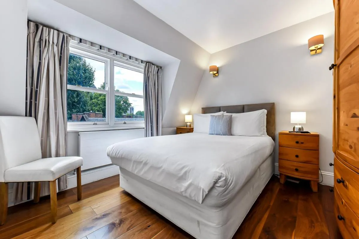 Bedroom, Bed in Tavistock Place Apartments