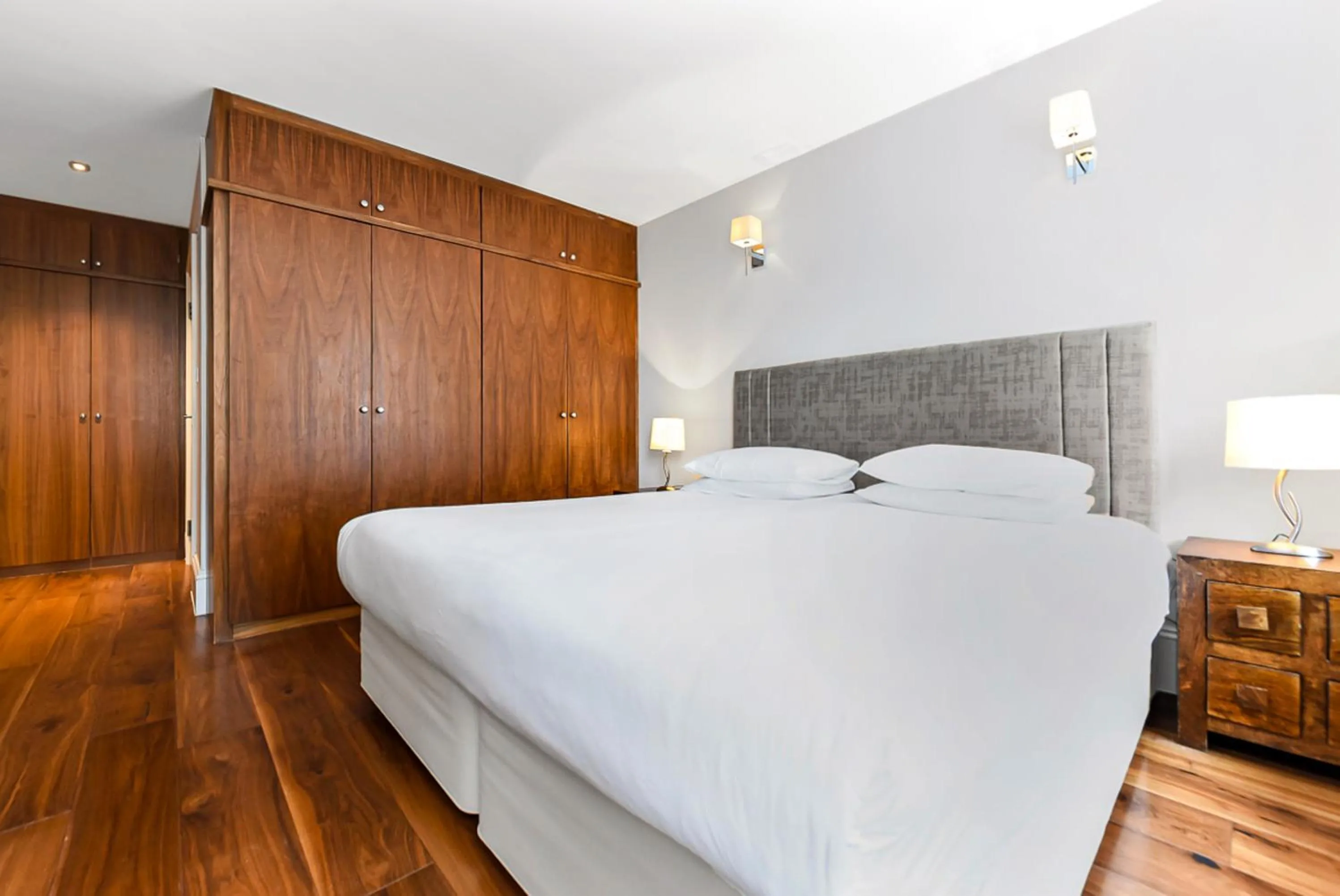 Bedroom, Bed in Tavistock Place Apartments
